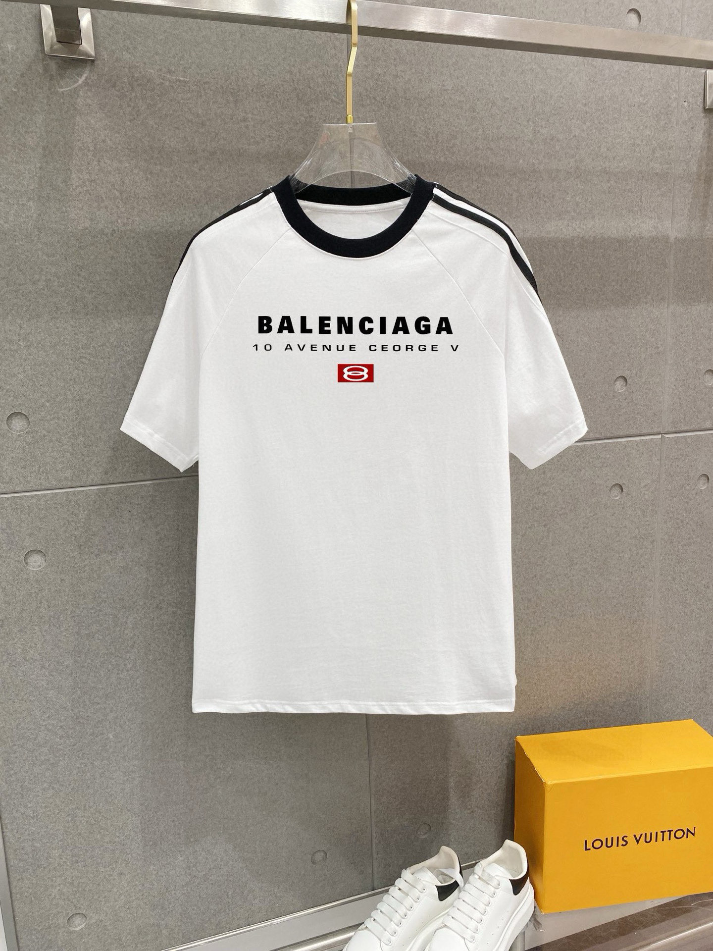 ￼ ￼ ￼ ￼ 巴黎世家 25官网同步发售 欧美流行趋势 洗水分层工艺 洗水纯棉面料 织带肩部拼接 提升