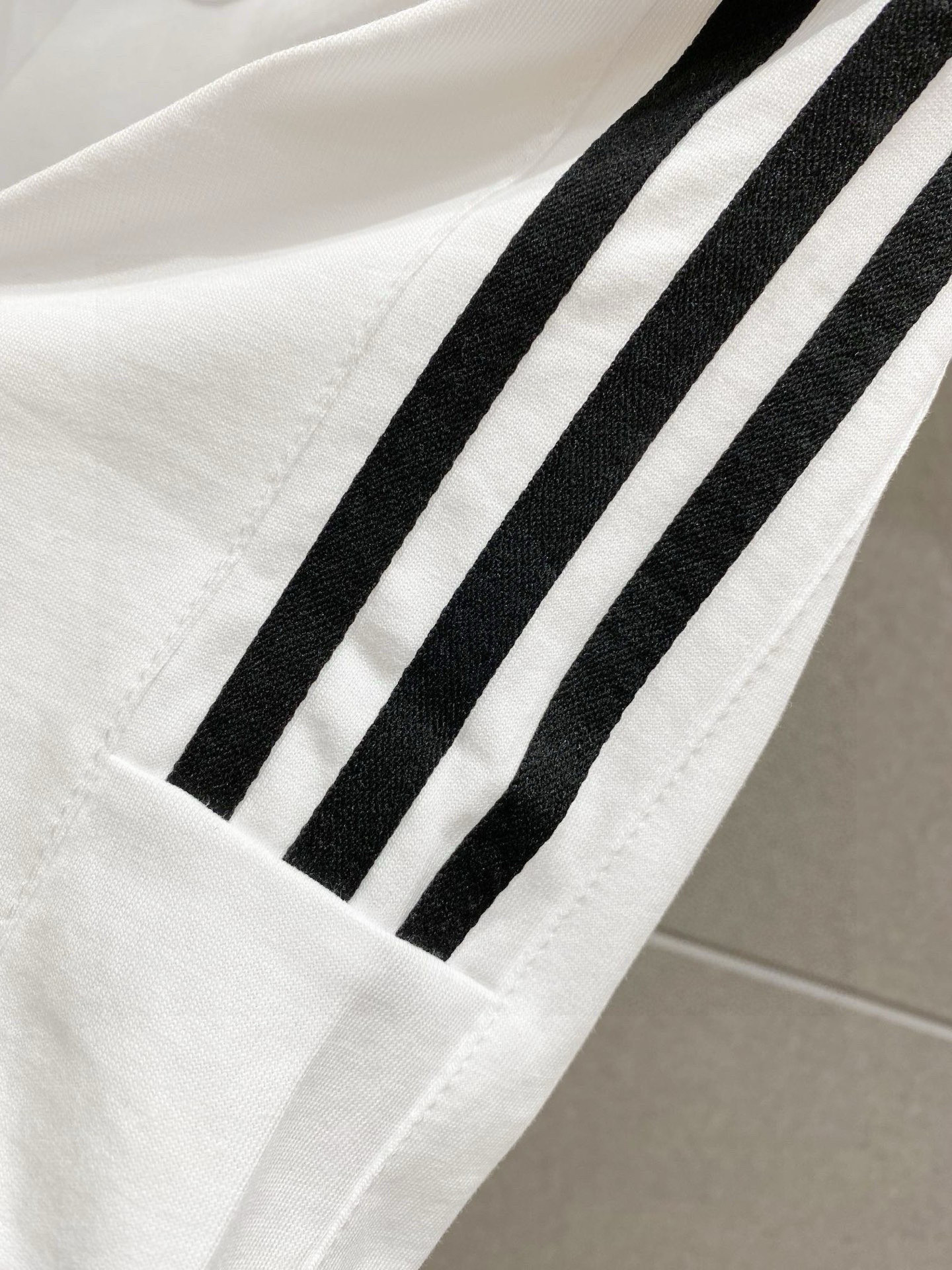 ￼ ￼ ￼ ￼ 巴黎世家 25官网同步发售 欧美流行趋势 洗水分层工艺 洗水纯棉面料 织带肩部拼接 提升