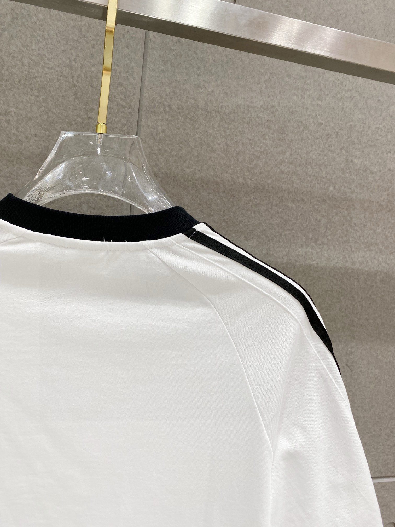 ￼ ￼ ￼ ￼ 巴黎世家 25官网同步发售 欧美流行趋势 洗水分层工艺 洗水纯棉面料 织带肩部拼接 提升