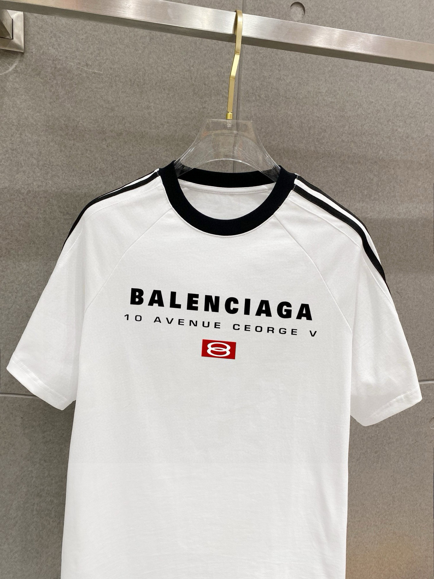 ￼ ￼ ￼ ￼ 巴黎世家 25官网同步发售 欧美流行趋势 洗水分层工艺 洗水纯棉面料 织带肩部拼接 提升