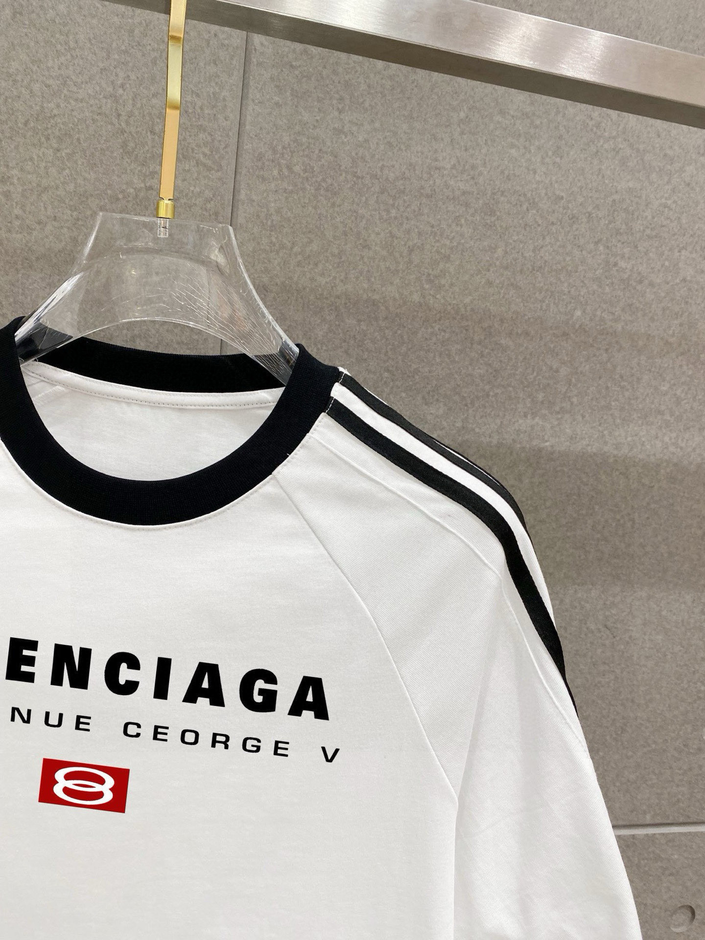 ￼ ￼ ￼ ￼ 巴黎世家 25官网同步发售 欧美流行趋势 洗水分层工艺 洗水纯棉面料 织带肩部拼接 提升