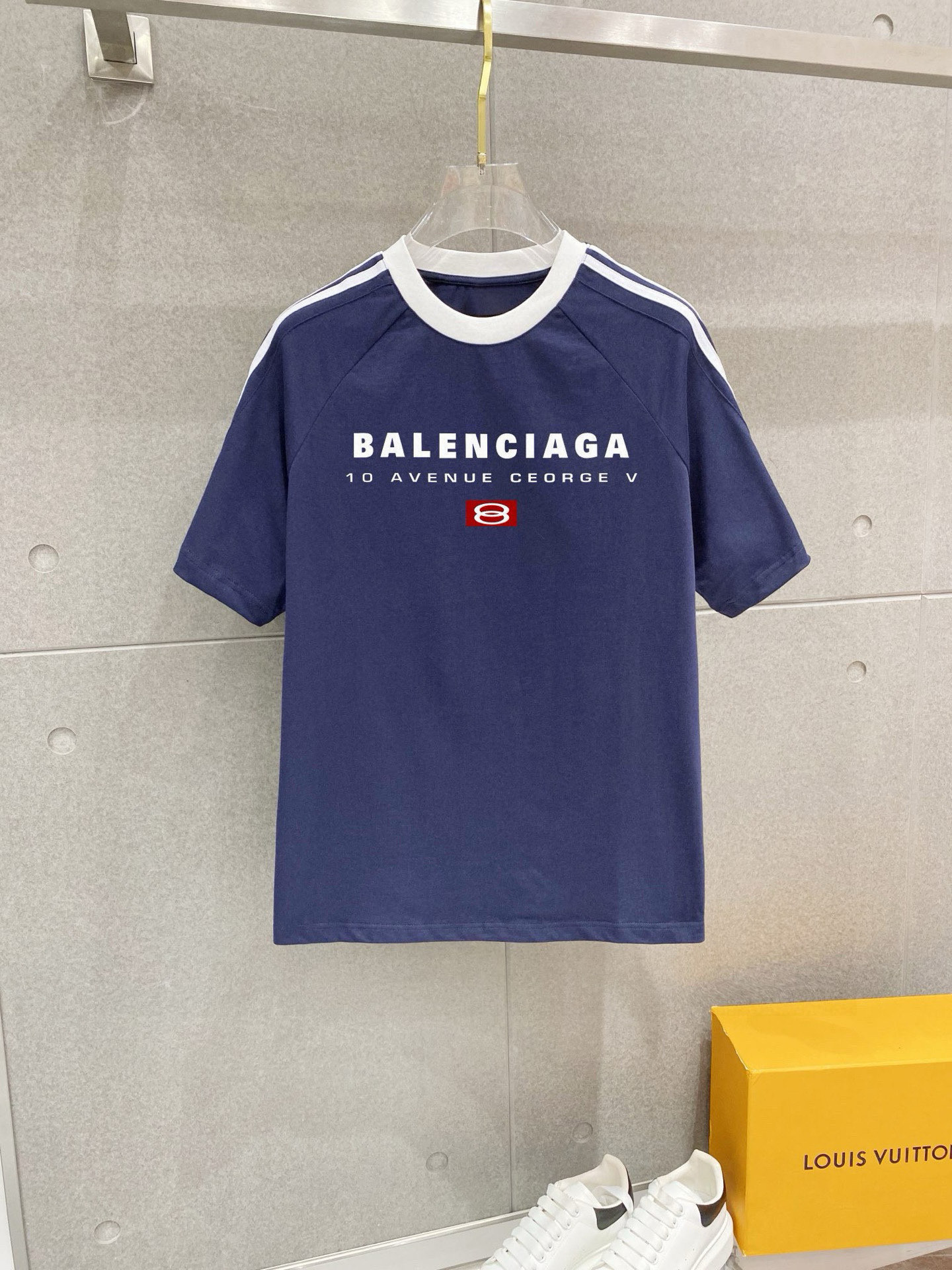 ￼ ￼ ￼ ￼ 巴黎世家 25官网同步发售 欧美流行趋势 洗水分层工艺 洗水纯棉面料 织带肩部拼接 提升