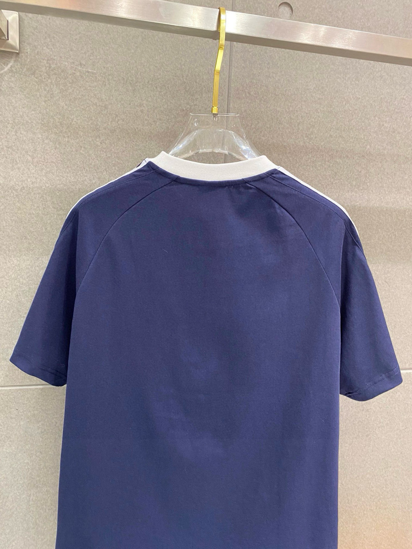 ￼ ￼ ￼ ￼ 巴黎世家 25官网同步发售 欧美流行趋势 洗水分层工艺 洗水纯棉面料 织带肩部拼接 提升