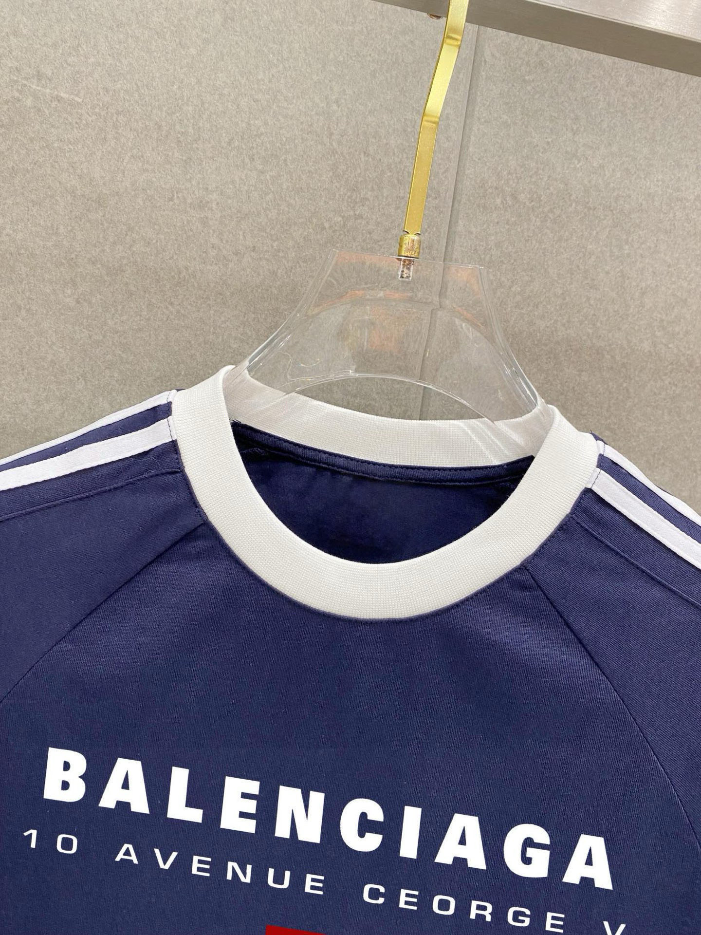 ￼ ￼ ￼ ￼ 巴黎世家 25官网同步发售 欧美流行趋势 洗水分层工艺 洗水纯棉面料 织带肩部拼接 提升