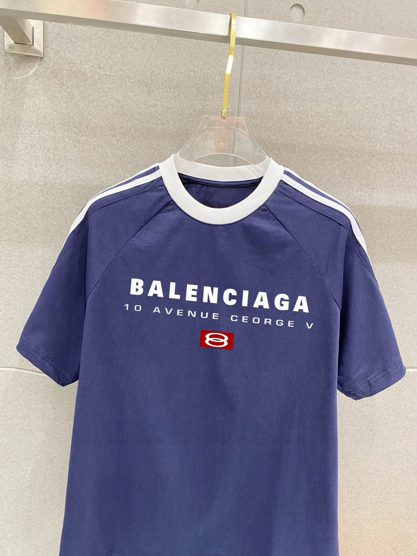 ￼ ￼ ￼ ￼ 巴黎世家 25官网同步发售 欧美流行趋势 洗水分层工艺 洗水纯棉面料 织带肩部拼接 提升