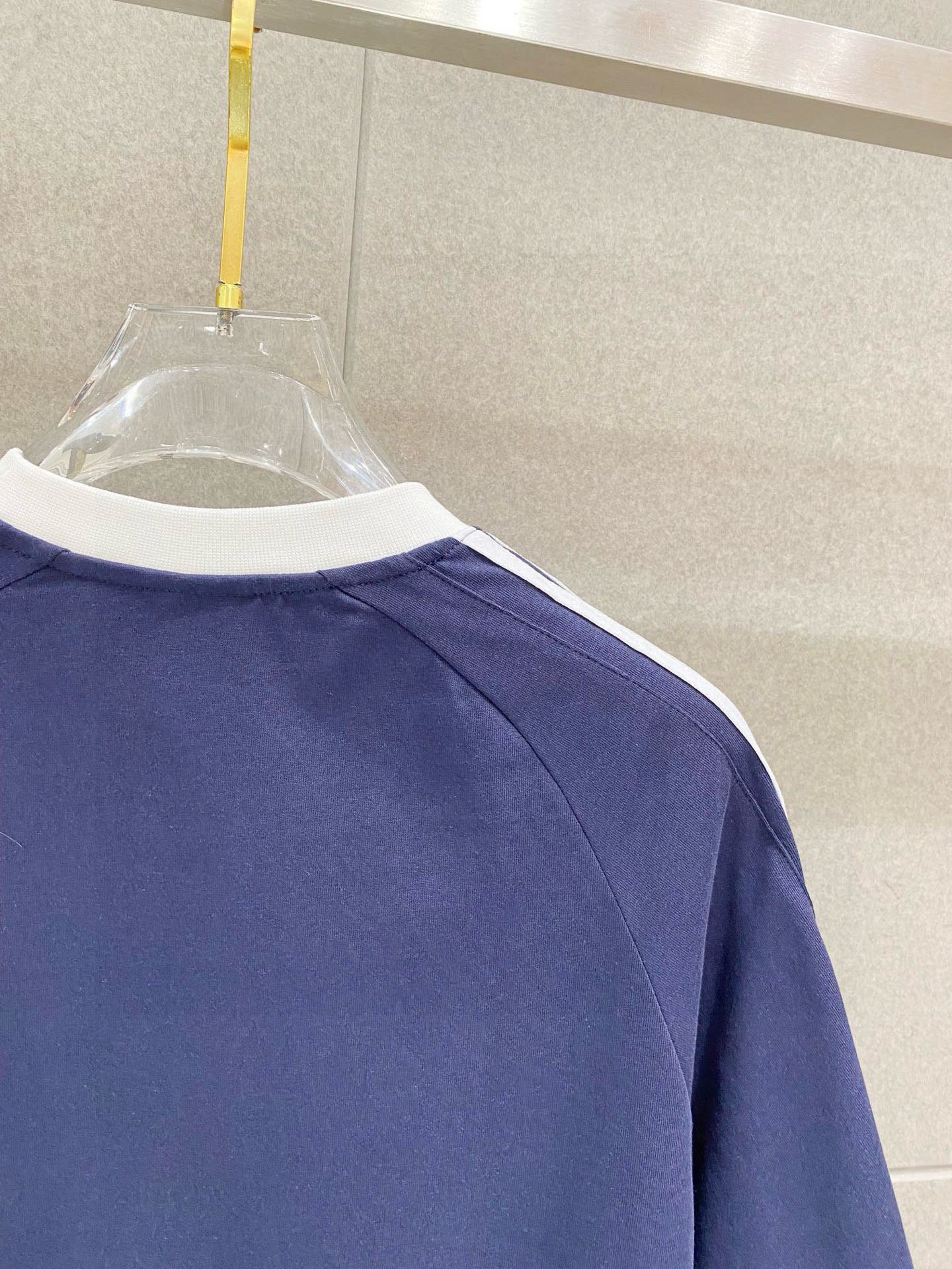 ￼ ￼ ￼ ￼ 巴黎世家 25官网同步发售 欧美流行趋势 洗水分层工艺 洗水纯棉面料 织带肩部拼接 提升