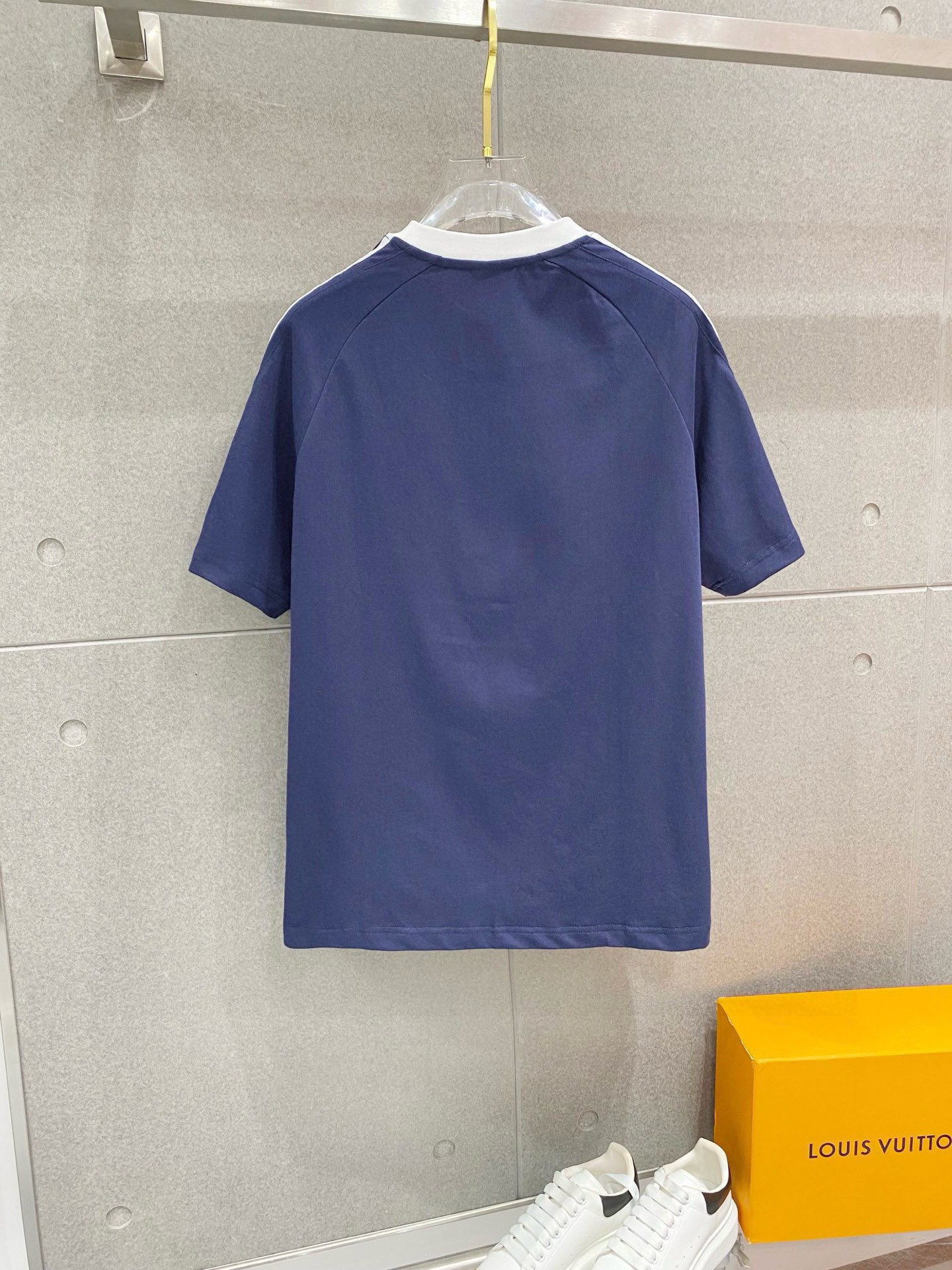 ￼ ￼ ￼ ￼ 巴黎世家 25官网同步发售 欧美流行趋势 洗水分层工艺 洗水纯棉面料 织带肩部拼接 提升