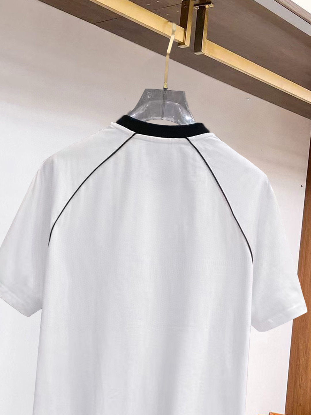 ￼ ￼ ￼ ￼ ￼ 巴黎世家 线条新款肩部设计 字母印花双层重工短袖T桖 字母图案不管是T桖还是卫衣都是