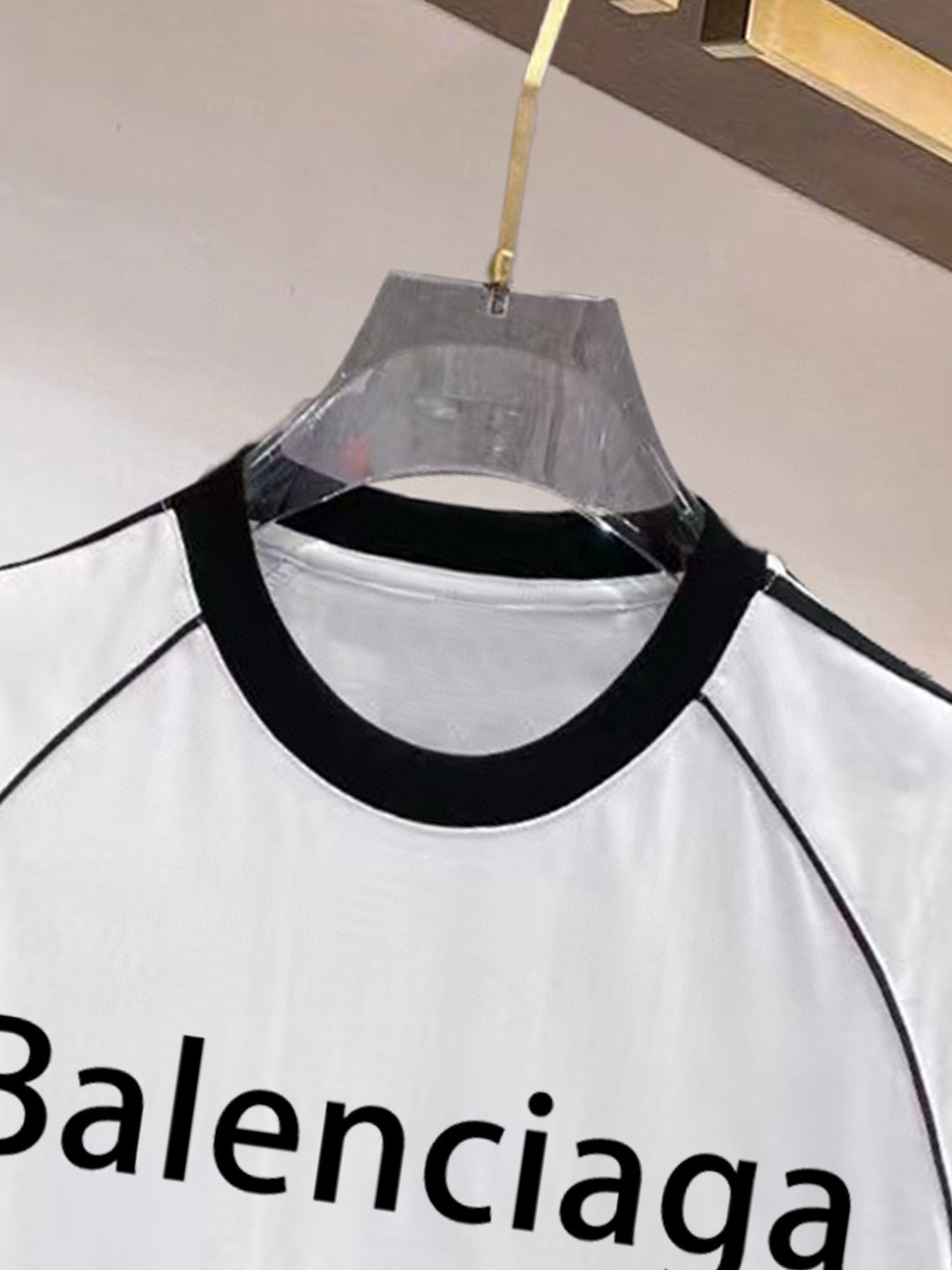 ￼ ￼ ￼ ￼ ￼ 巴黎世家 线条新款肩部设计 字母印花双层重工短袖T桖 字母图案不管是T桖还是卫衣都是