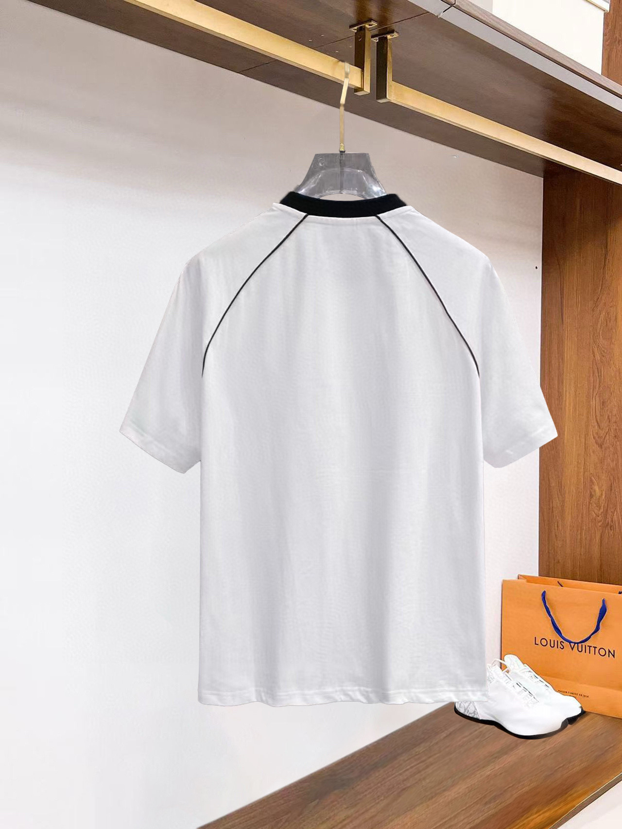 ￼ ￼ ￼ ￼ ￼ 巴黎世家 线条新款肩部设计 字母印花双层重工短袖T桖 字母图案不管是T桖还是卫衣都是