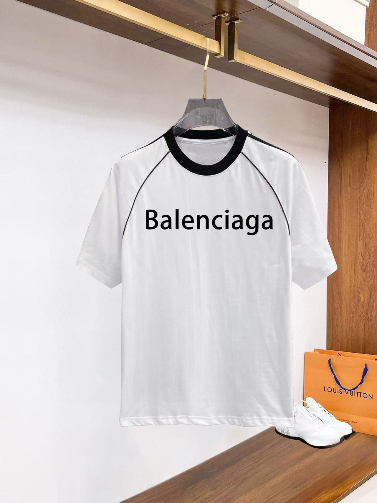 ￼ ￼ ￼ ￼ ￼ 巴黎世家 线条新款肩部设计 字母印花双层重工短袖T桖 字母图案不管是T桖还是卫衣都是