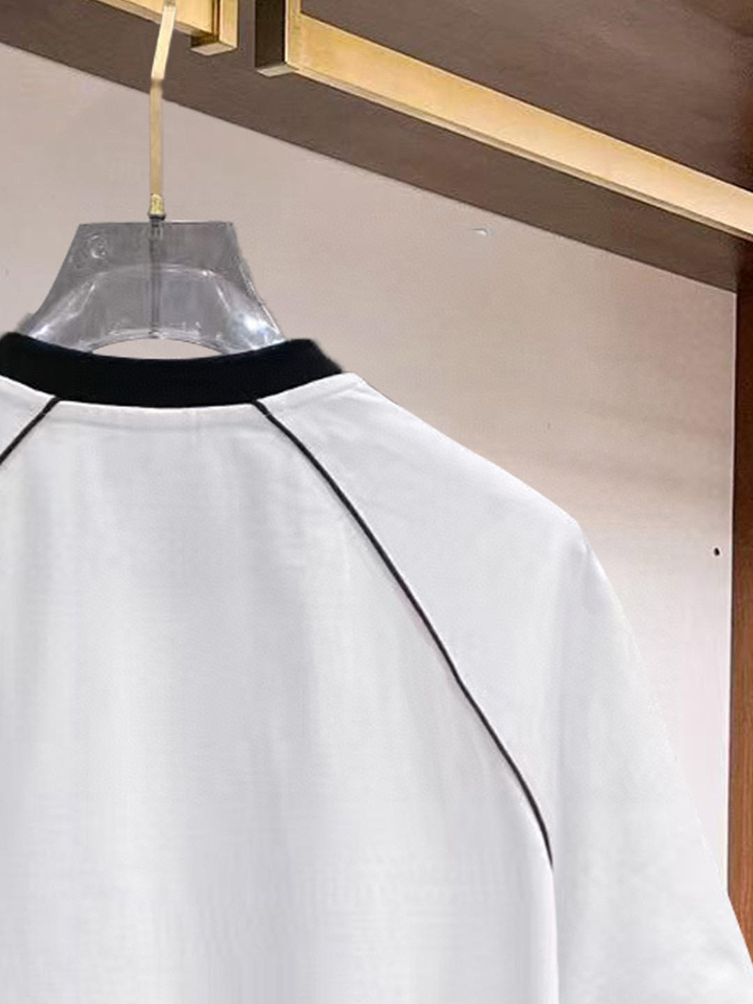 ￼ ￼ ￼ ￼ ￼ 巴黎世家 线条新款肩部设计 字母印花双层重工短袖T桖 字母图案不管是T桖还是卫衣都是