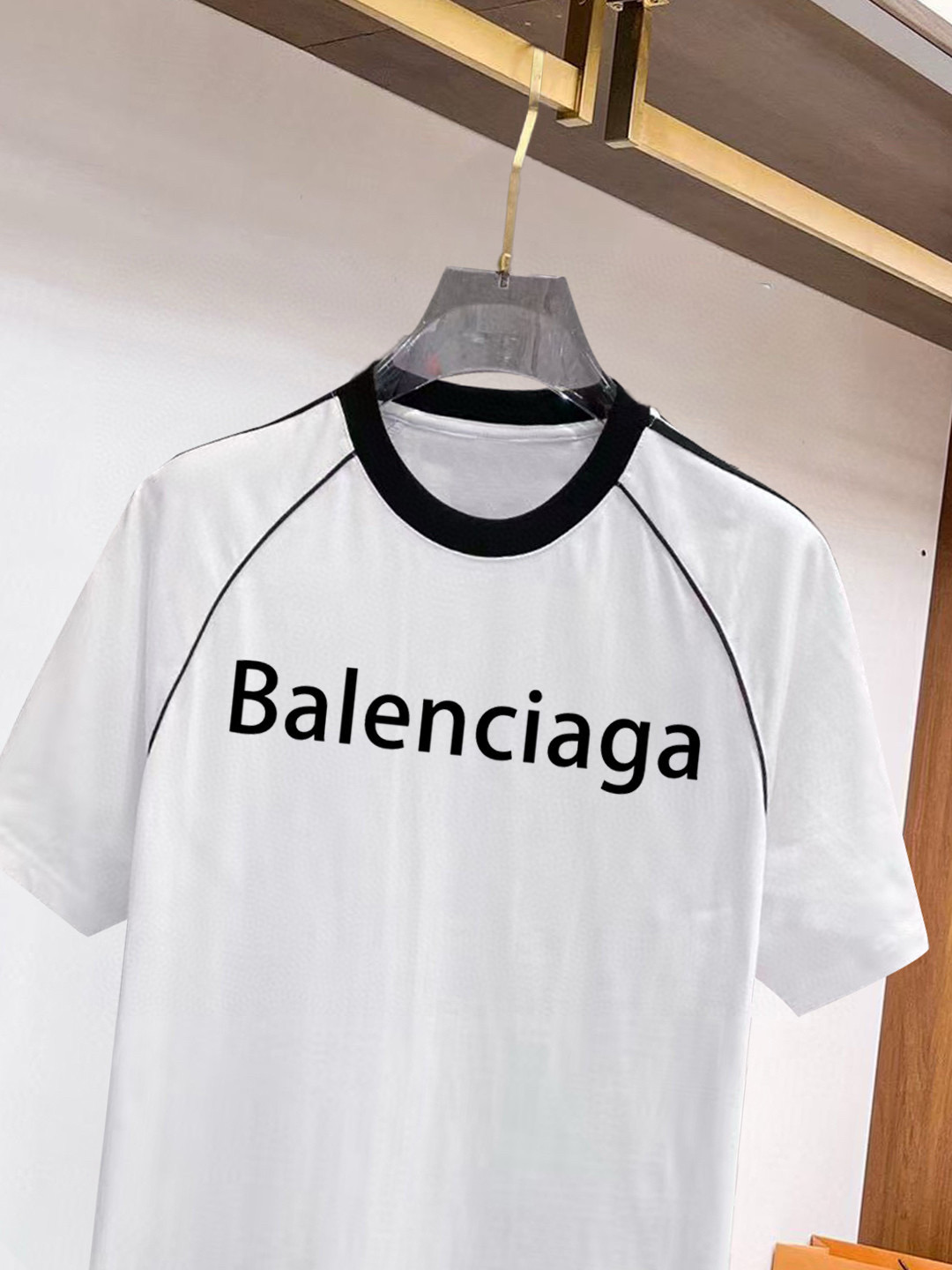 ￼ ￼ ￼ ￼ ￼ 巴黎世家 线条新款肩部设计 字母印花双层重工短袖T桖 字母图案不管是T桖还是卫衣都是