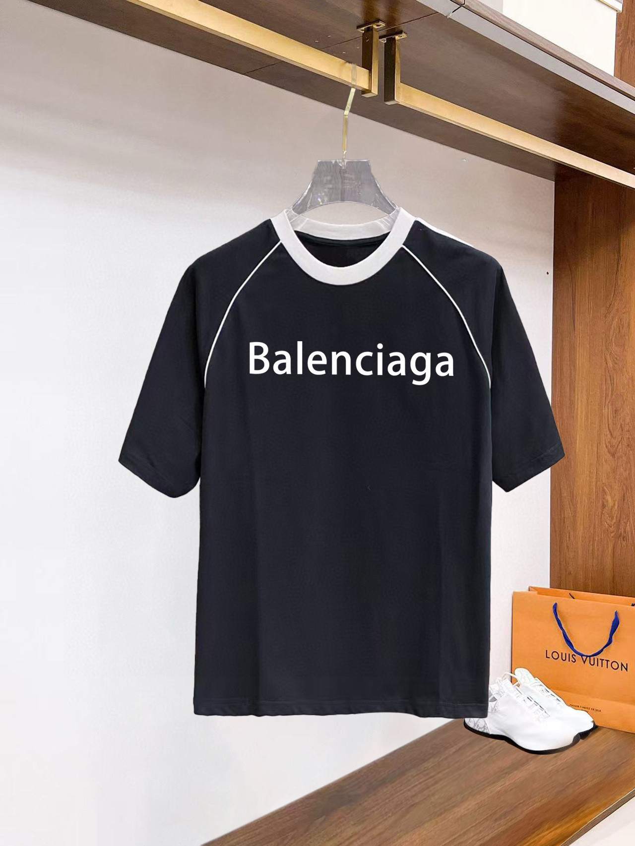 ￼ ￼ ￼ ￼ ￼ 巴黎世家 线条新款肩部设计 字母印花双层重工短袖T桖 字母图案不管是T桖还是卫衣都是