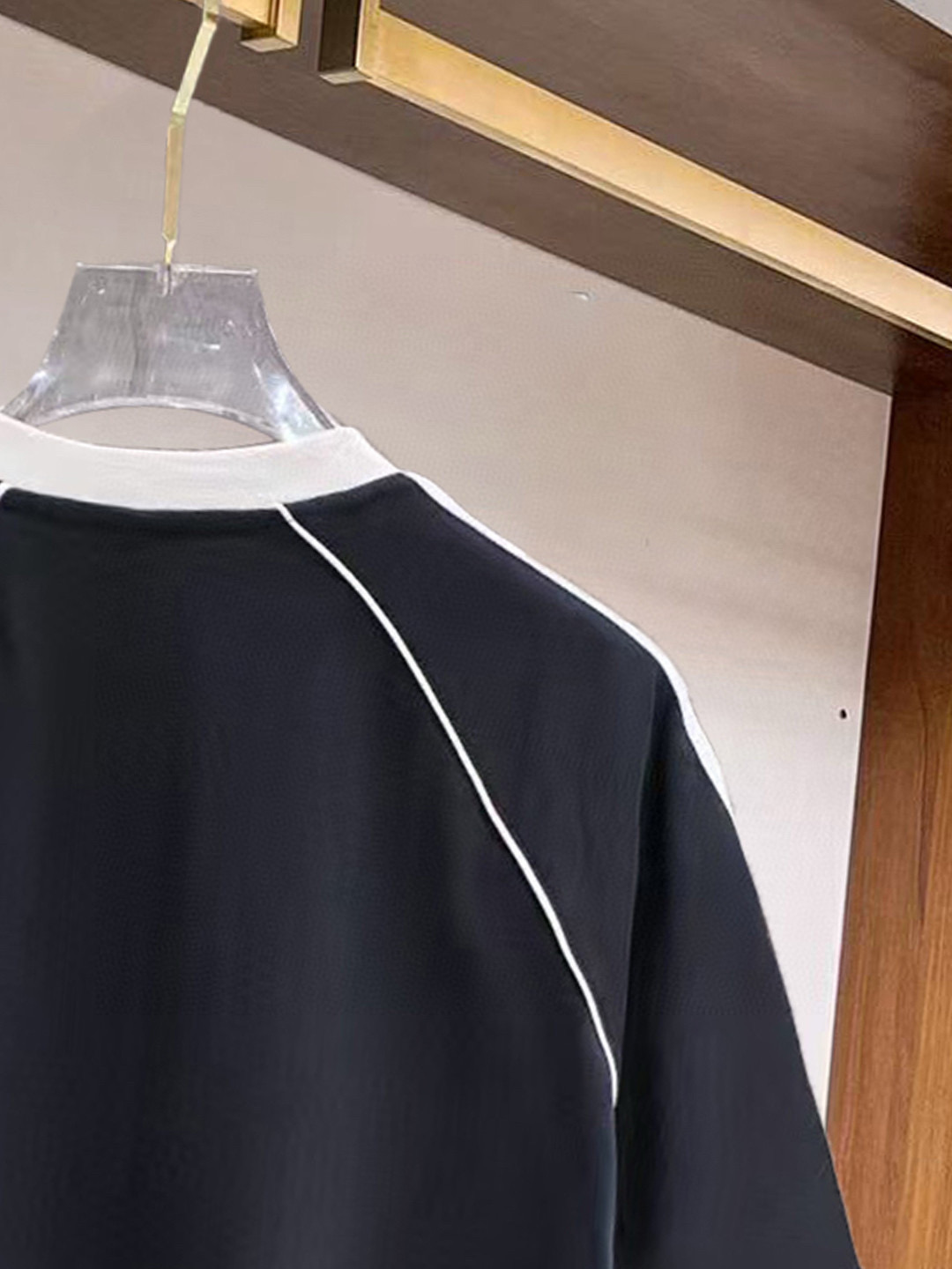 ￼ ￼ ￼ ￼ ￼ 巴黎世家 线条新款肩部设计 字母印花双层重工短袖T桖 字母图案不管是T桖还是卫衣都是