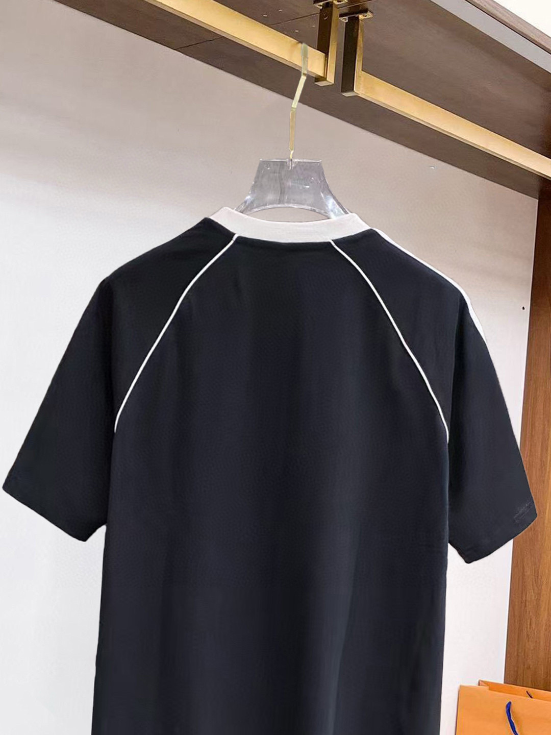 ￼ ￼ ￼ ￼ ￼ 巴黎世家 线条新款肩部设计 字母印花双层重工短袖T桖 字母图案不管是T桖还是卫衣都是