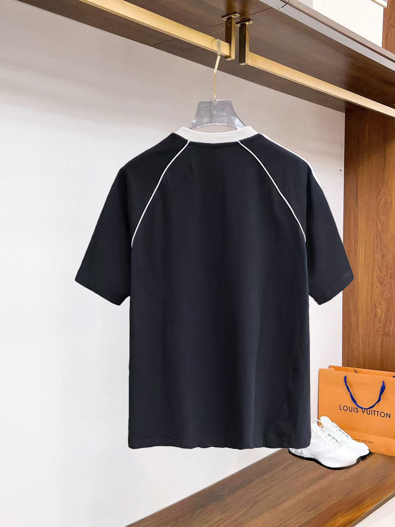 ￼ ￼ ￼ ￼ ￼ 巴黎世家 线条新款肩部设计 字母印花双层重工短袖T桖 字母图案不管是T桖还是卫衣都是