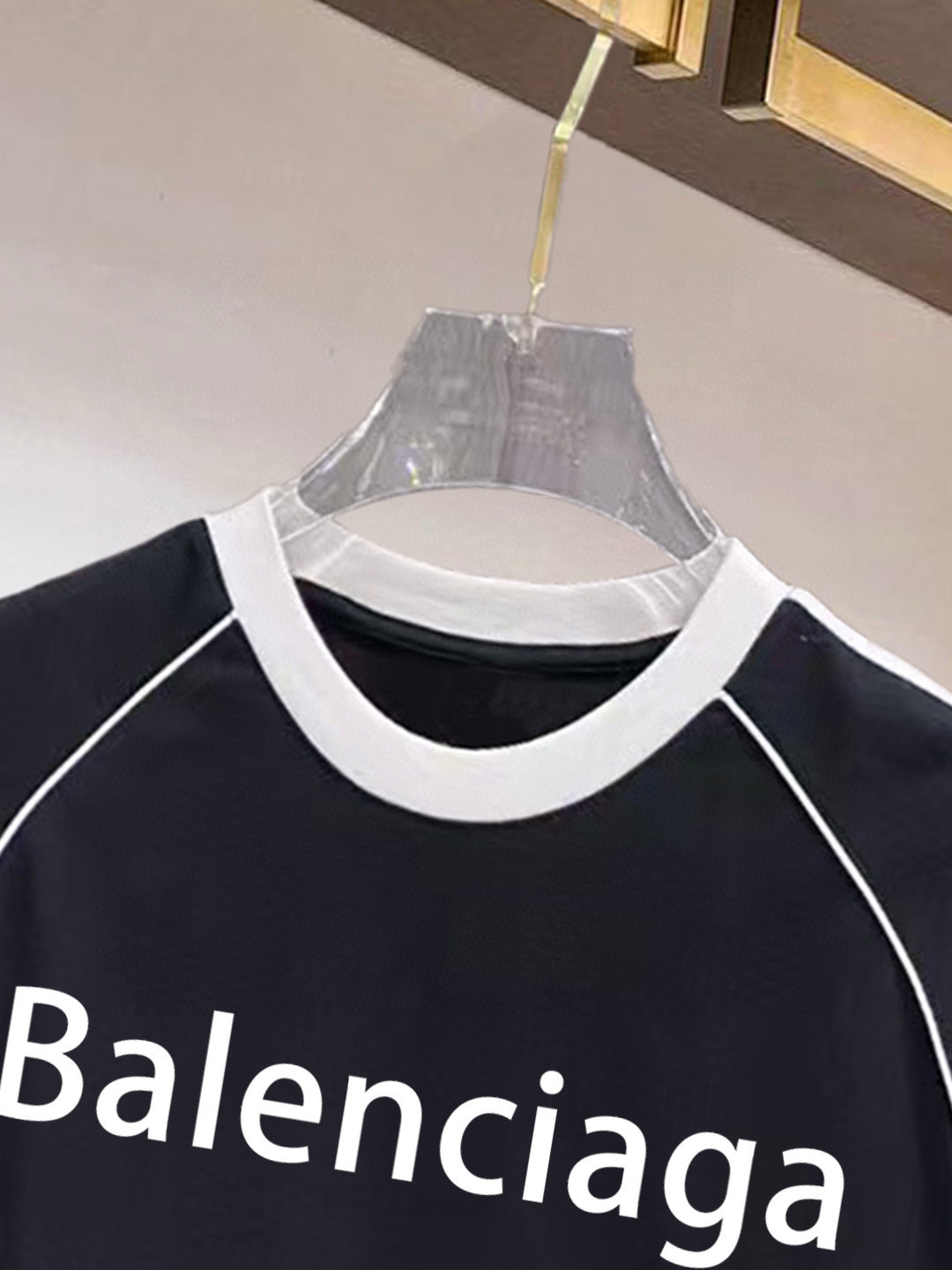 ￼ ￼ ￼ ￼ ￼ 巴黎世家 线条新款肩部设计 字母印花双层重工短袖T桖 字母图案不管是T桖还是卫衣都是
