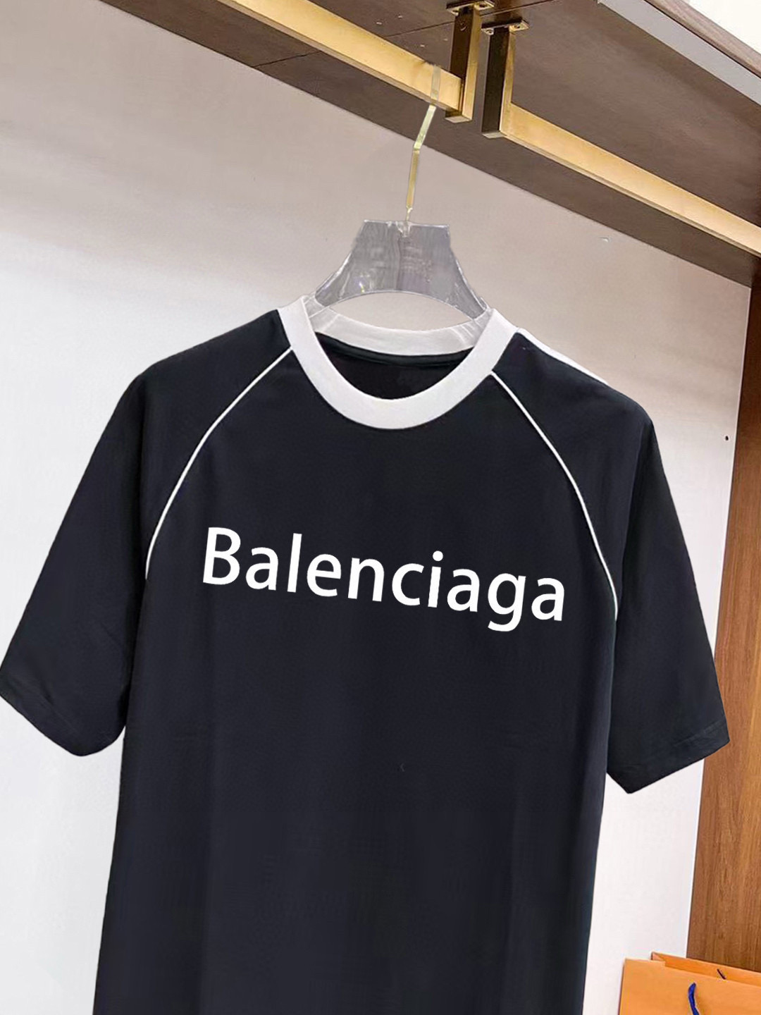 ￼ ￼ ￼ ￼ ￼ 巴黎世家 线条新款肩部设计 字母印花双层重工短袖T桖 字母图案不管是T桖还是卫衣都是