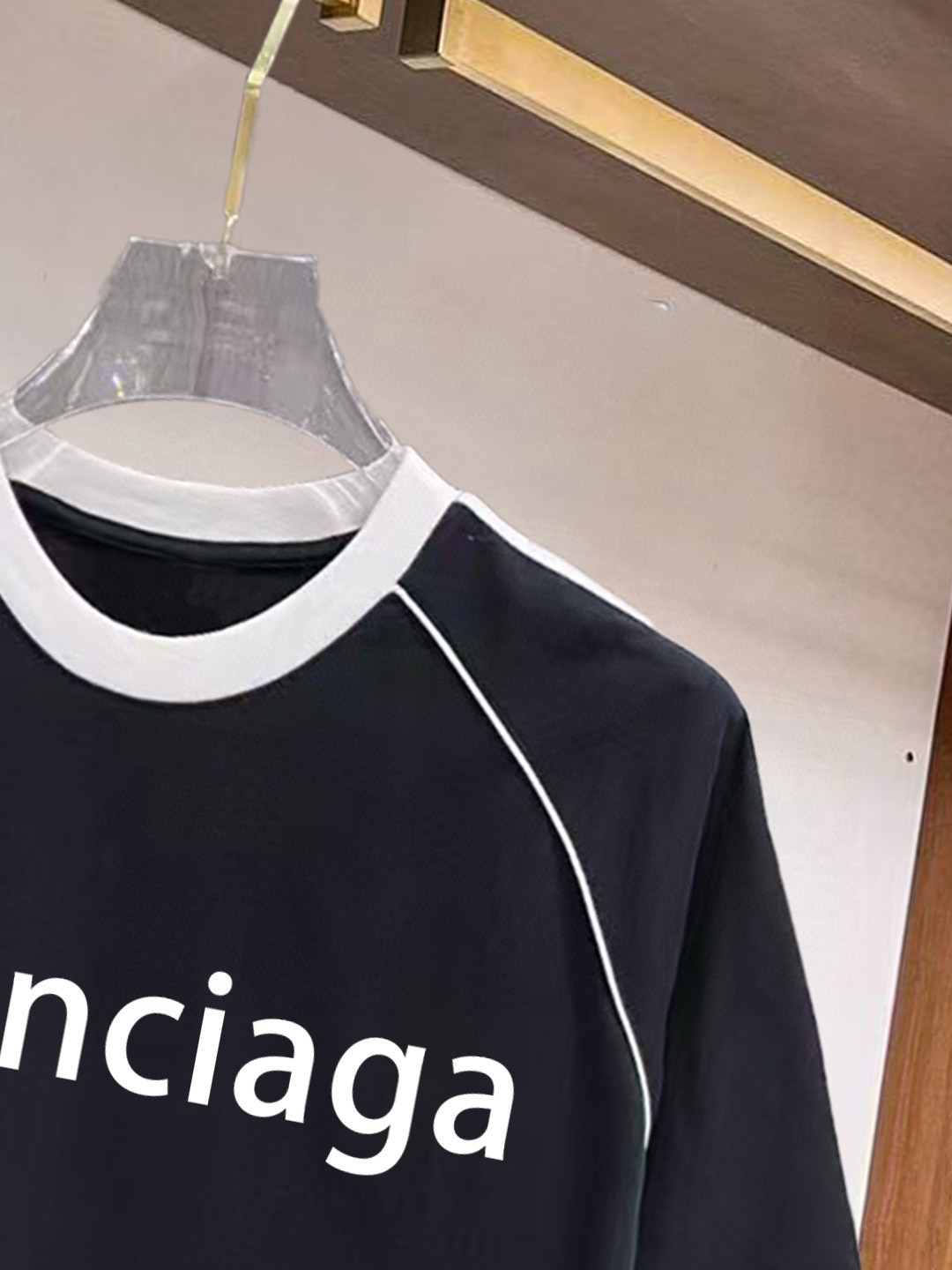 ￼ ￼ ￼ ￼ ￼ 巴黎世家 线条新款肩部设计 字母印花双层重工短袖T桖 字母图案不管是T桖还是卫衣都是