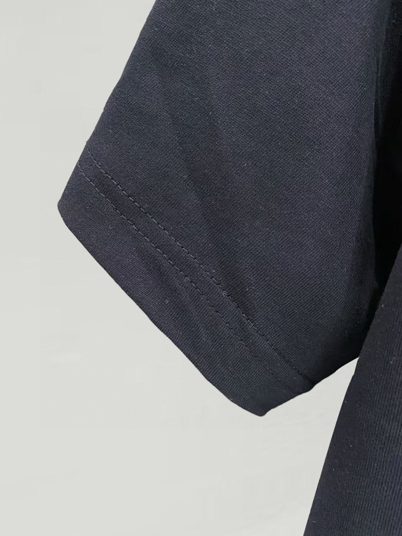 ￼ ￼ ￼ ￼ ￼ 巴黎世家 线条新款肩部设计 字母印花双层重工短袖T桖 字母图案不管是T桖还是卫衣都是