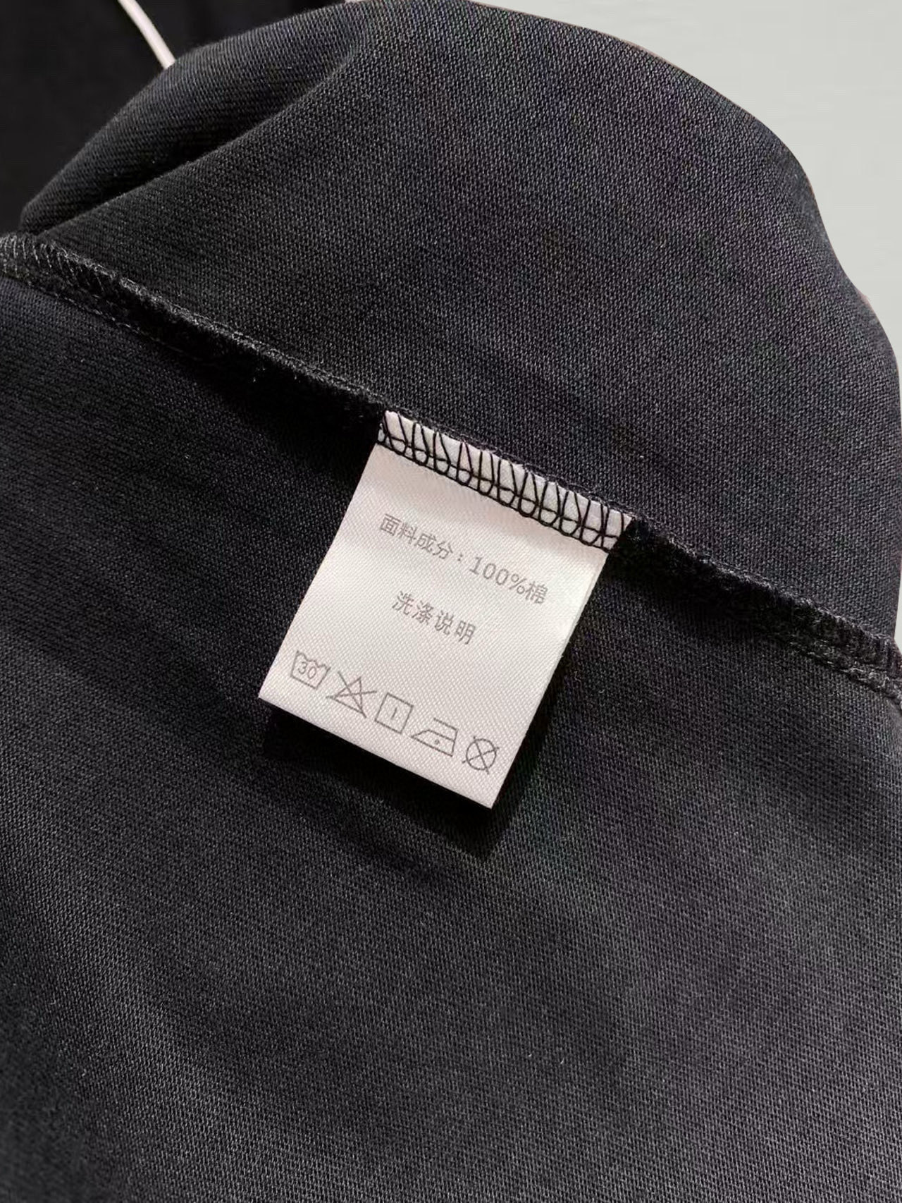 ￼ ￼ ￼ ￼ ￼ 巴黎世家 线条新款肩部设计 字母印花双层重工短袖T桖 字母图案不管是T桖还是卫衣都是