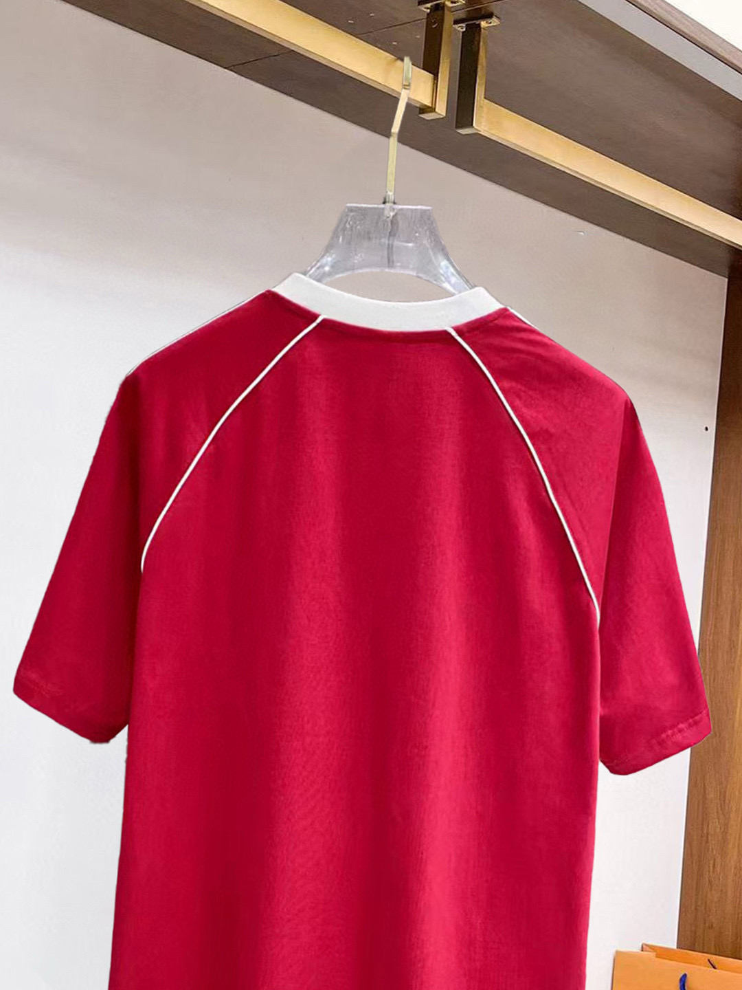 ￼ ￼ ￼ ￼ ￼ 巴黎世家 线条新款肩部设计 字母印花双层重工短袖T桖 字母图案不管是T桖还是卫衣都是