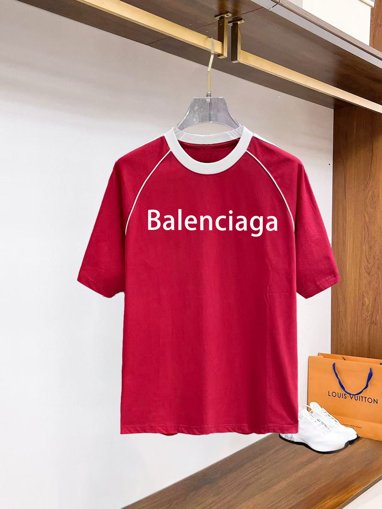 ￼ ￼ ￼ ￼ ￼ 巴黎世家 线条新款肩部设计 字母印花双层重工短袖T桖 字母图案不管是T桖还是卫衣都是