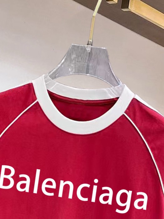 ￼ ￼ ￼ ￼ ￼ 巴黎世家 线条新款肩部设计 字母印花双层重工短袖T桖 字母图案不管是T桖还是卫衣都是