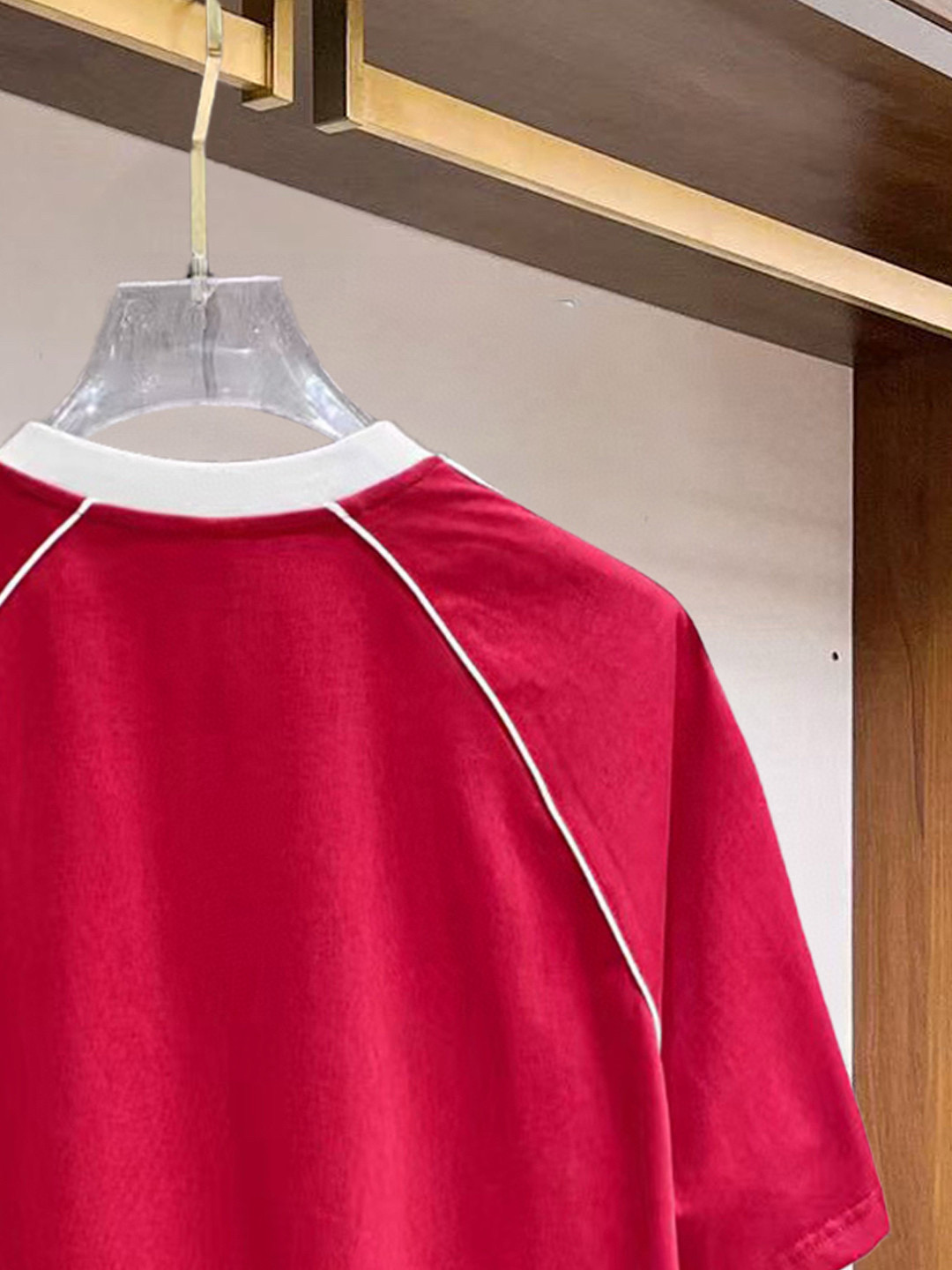 ￼ ￼ ￼ ￼ ￼ 巴黎世家 线条新款肩部设计 字母印花双层重工短袖T桖 字母图案不管是T桖还是卫衣都是