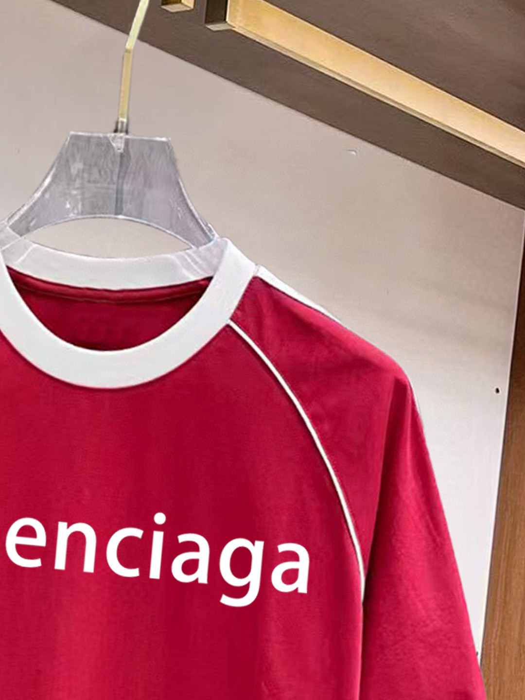 ￼ ￼ ￼ ￼ ￼ 巴黎世家 线条新款肩部设计 字母印花双层重工短袖T桖 字母图案不管是T桖还是卫衣都是