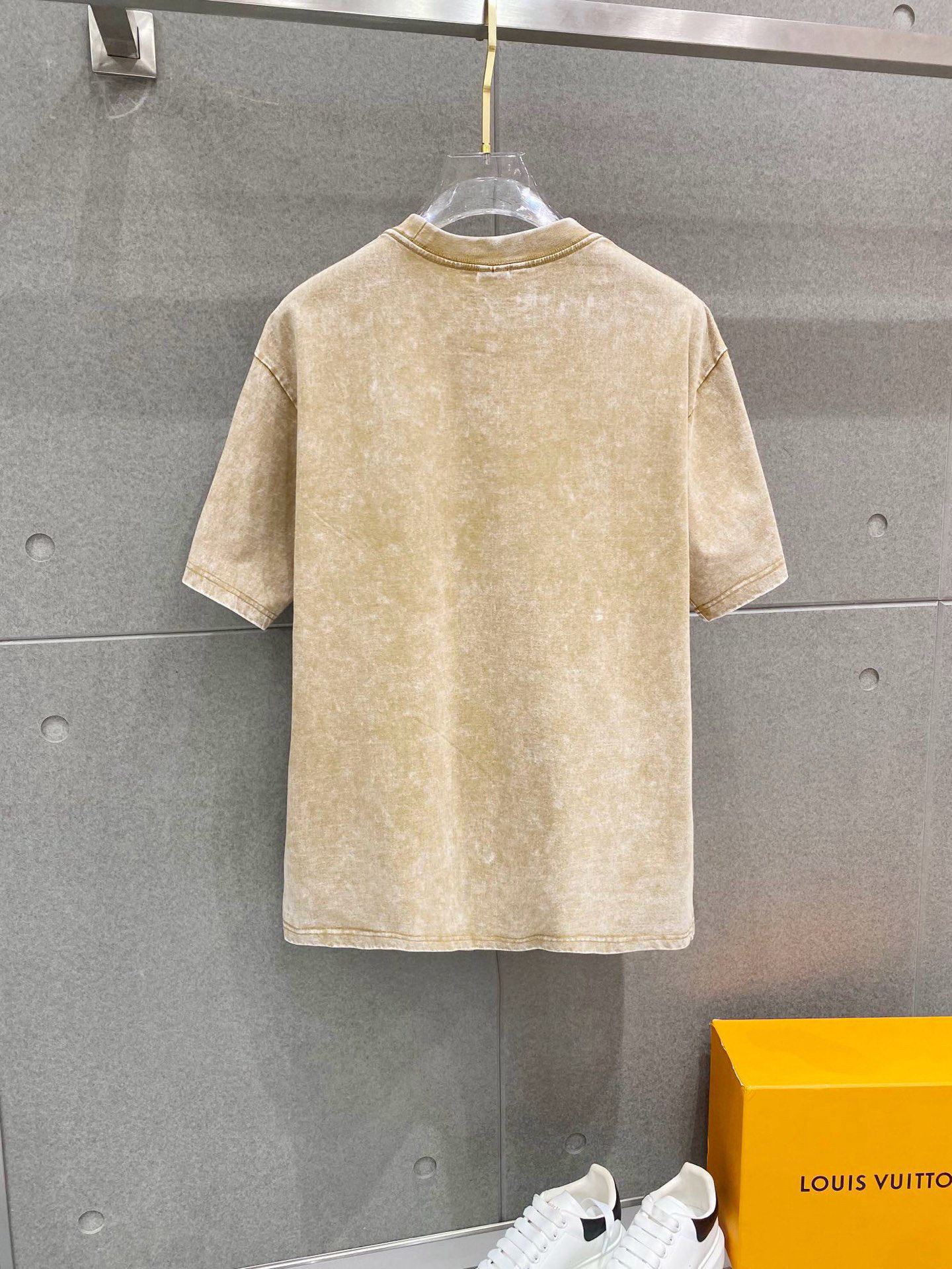 ￼ 迪奥 25官网同步发售 欧美流行趋势 洗水分层工艺 洗水纯棉面料 柔软舒适细腻 大幅印花 提升档次 