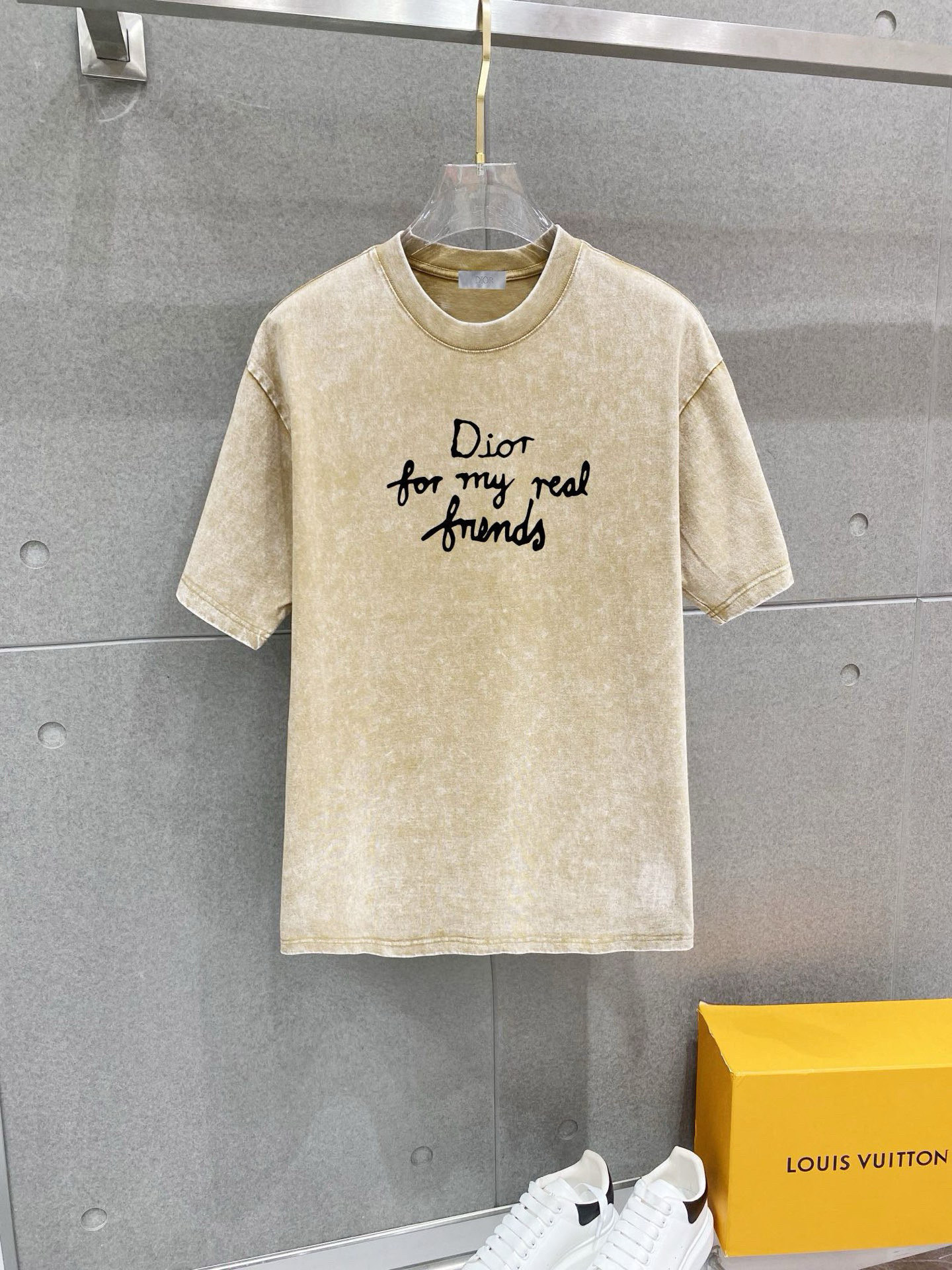 ￼ 迪奥 25官网同步发售 欧美流行趋势 洗水分层工艺 洗水纯棉面料 柔软舒适细腻 大幅印花 提升档次 