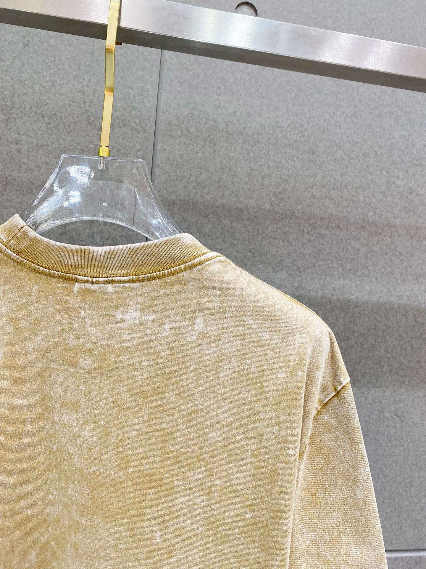 ￼ 迪奥 25官网同步发售 欧美流行趋势 洗水分层工艺 洗水纯棉面料 柔软舒适细腻 大幅印花 提升档次 