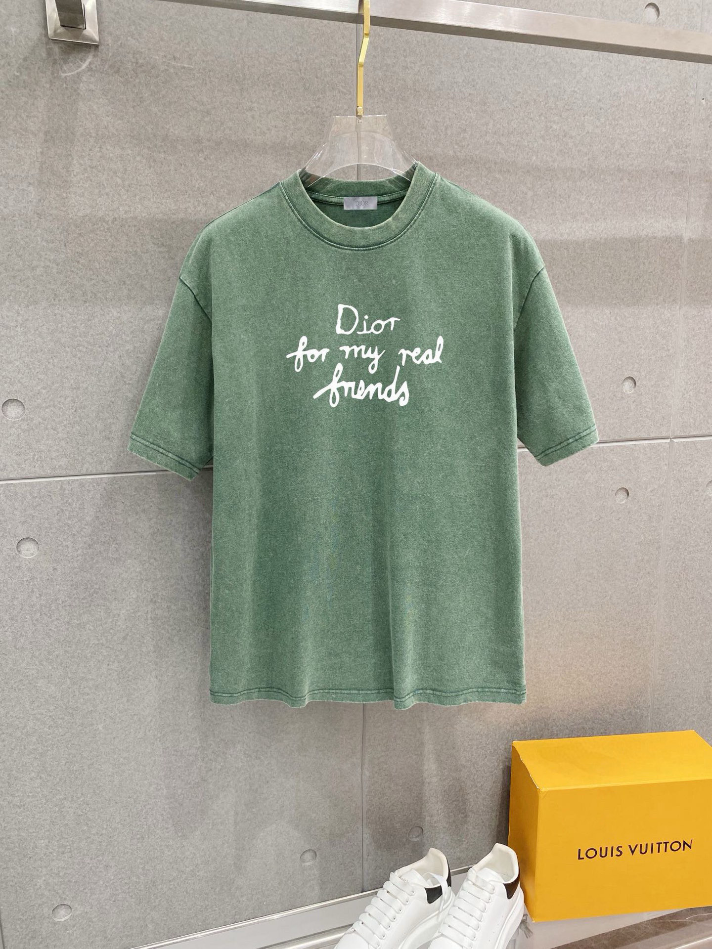 ￼ 迪奥 25官网同步发售 欧美流行趋势 洗水分层工艺 洗水纯棉面料 柔软舒适细腻 大幅印花 提升档次 