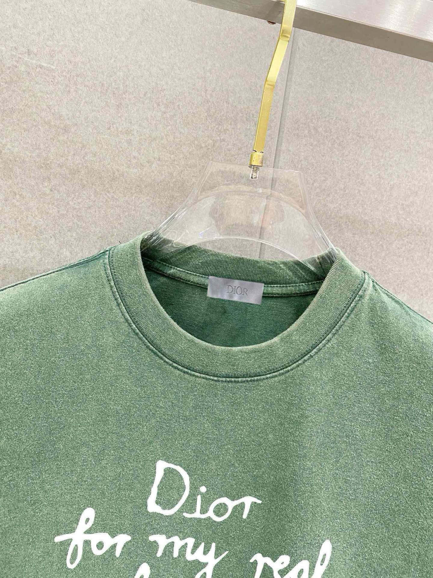 ￼ 迪奥 25官网同步发售 欧美流行趋势 洗水分层工艺 洗水纯棉面料 柔软舒适细腻 大幅印花 提升档次 