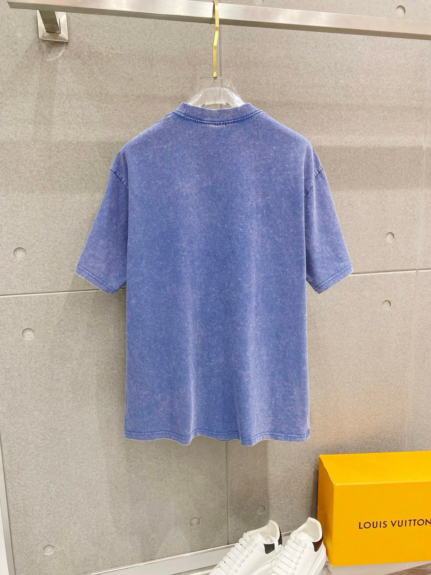 ￼ 迪奥 25官网同步发售 欧美流行趋势 洗水分层工艺 洗水纯棉面料 柔软舒适细腻 大幅印花 提升档次 