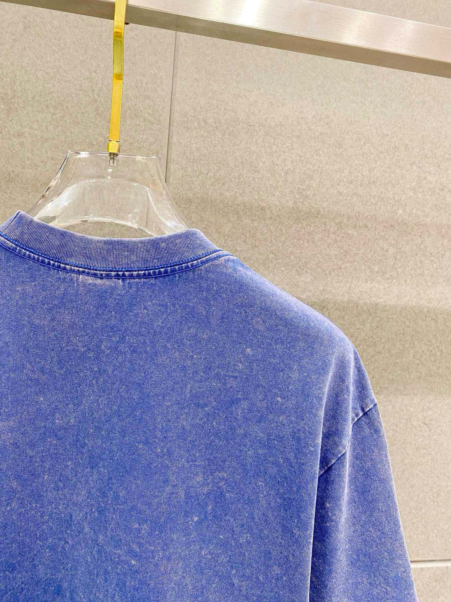 ￼ 迪奥 25官网同步发售 欧美流行趋势 洗水分层工艺 洗水纯棉面料 柔软舒适细腻 大幅印花 提升档次 