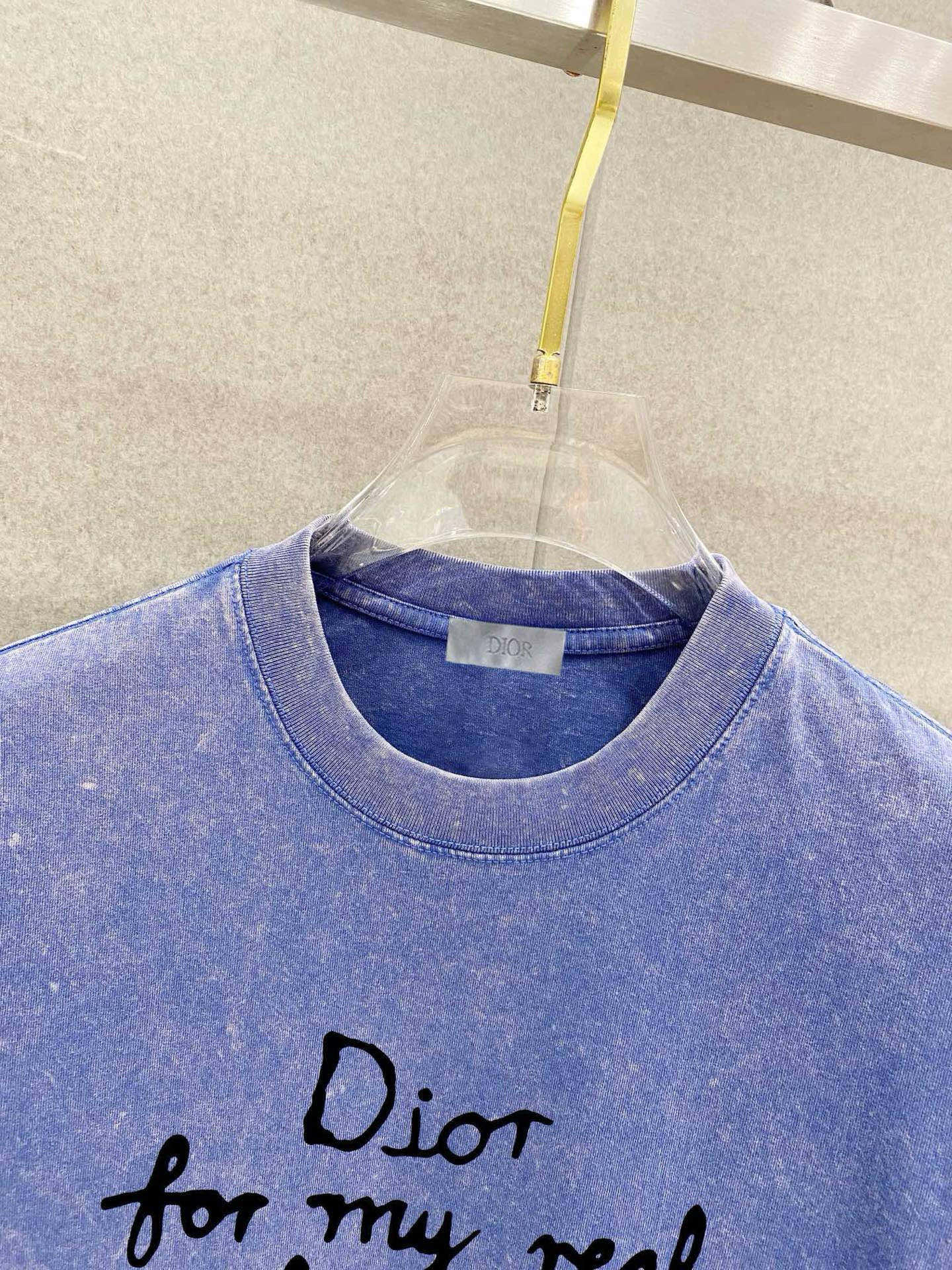 ￼ 迪奥 25官网同步发售 欧美流行趋势 洗水分层工艺 洗水纯棉面料 柔软舒适细腻 大幅印花 提升档次 