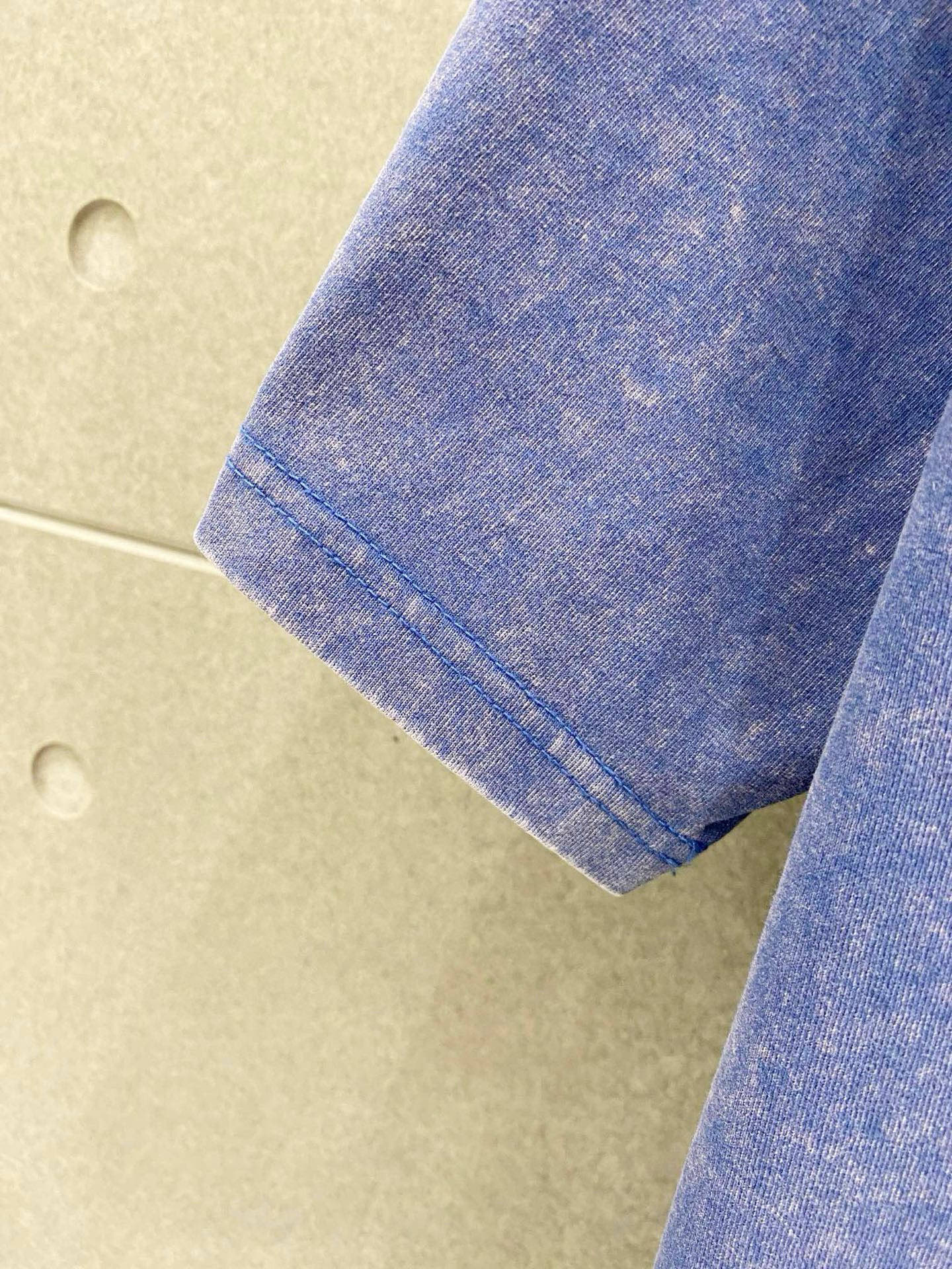 ￼ 迪奥 25官网同步发售 欧美流行趋势 洗水分层工艺 洗水纯棉面料 柔软舒适细腻 大幅印花 提升档次 