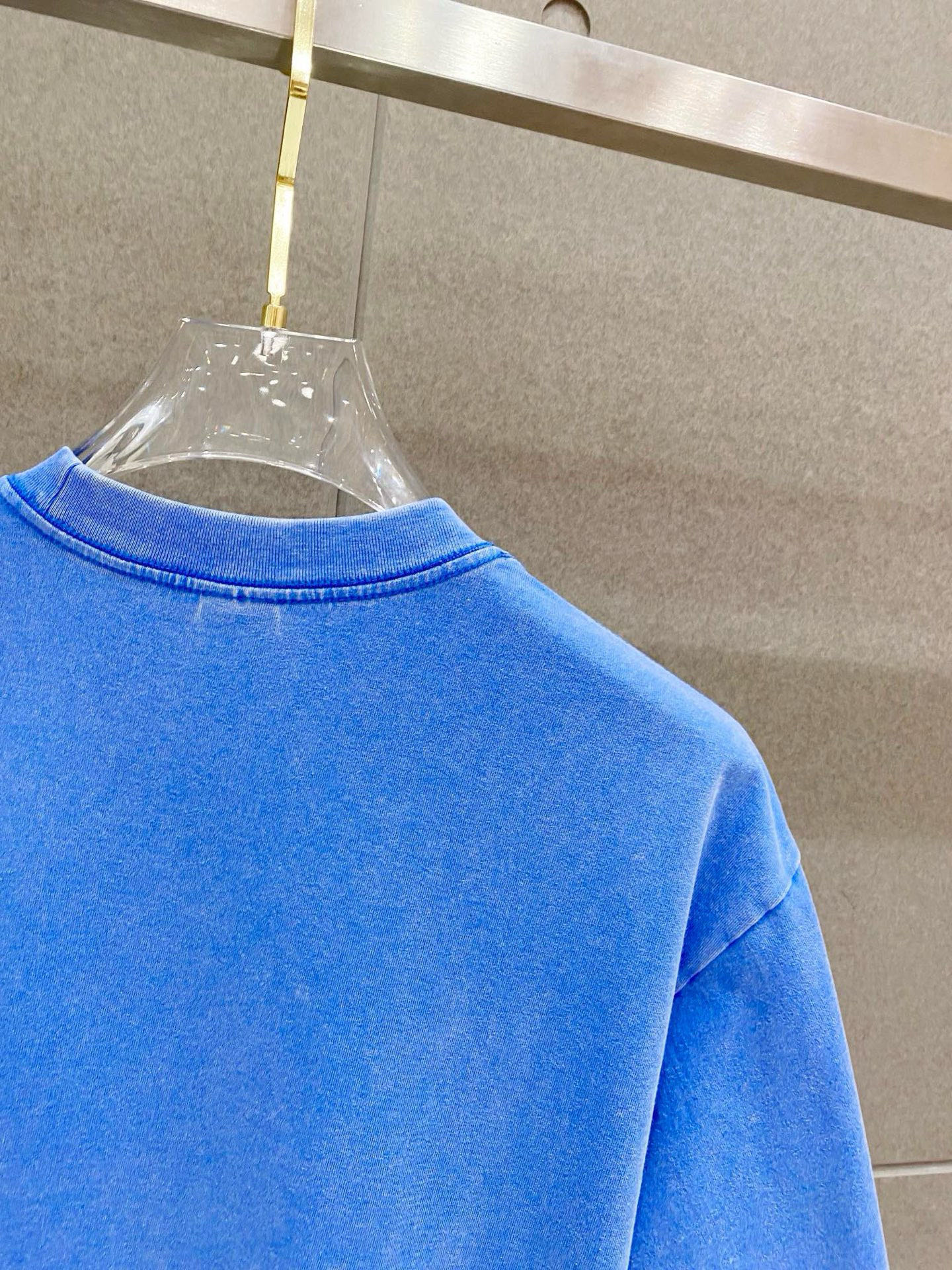 ￼ 迪奥 25官网同步发售 欧美流行趋势 洗水分层工艺 洗水纯棉面料 柔软舒适细腻 大幅印花 提升档次 