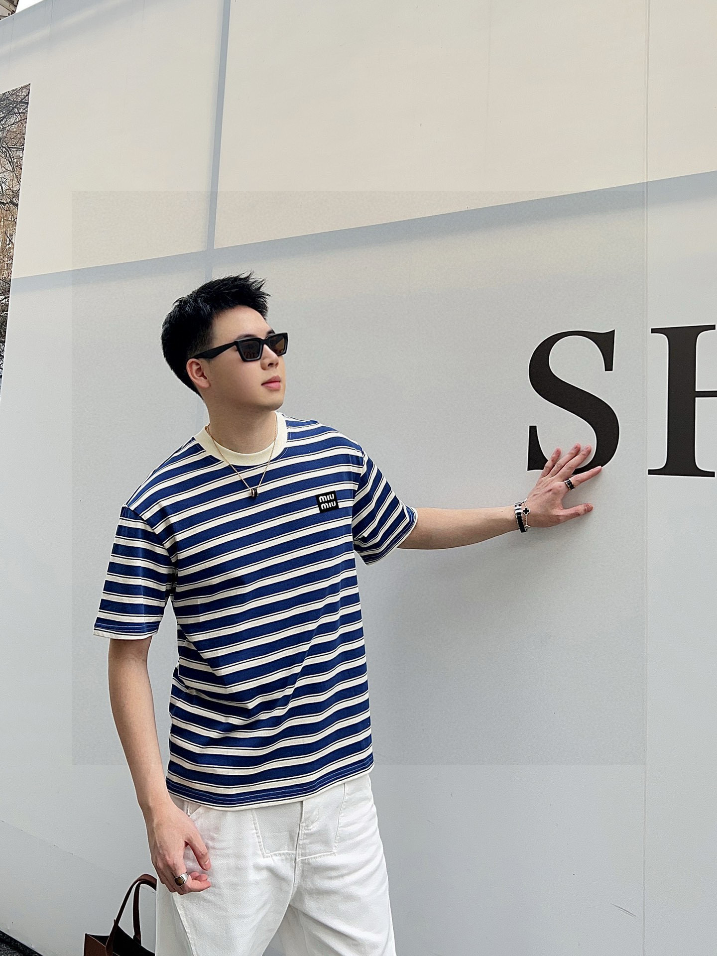 ￼ ￼ MIUMIU 25官网同步发售 欧美流行趋势 洗水分层工艺 洗水纯棉面料 条纹线条搭配 提升档次