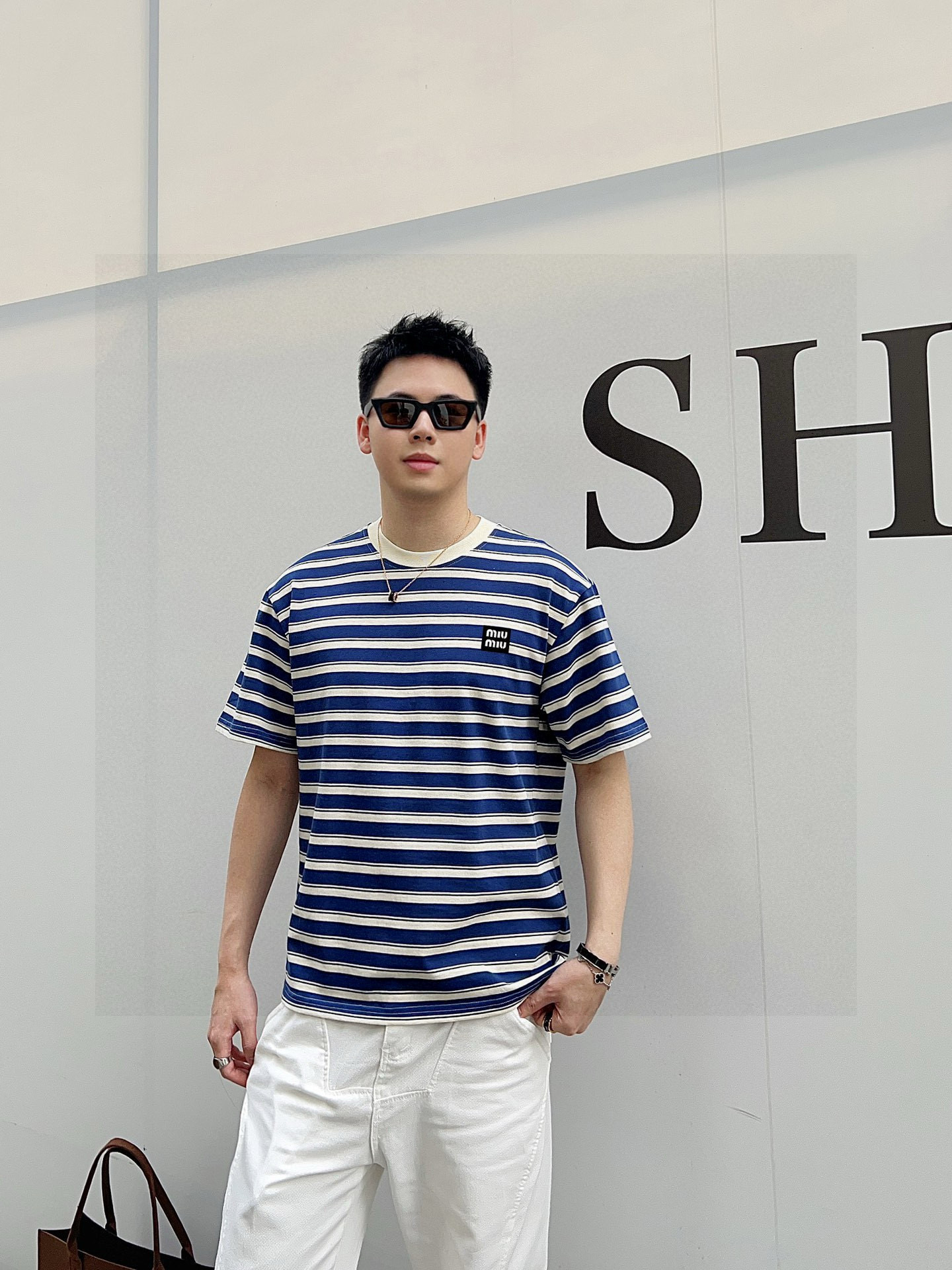 ￼ ￼ MIUMIU 25官网同步发售 欧美流行趋势 洗水分层工艺 洗水纯棉面料 条纹线条搭配 提升档次