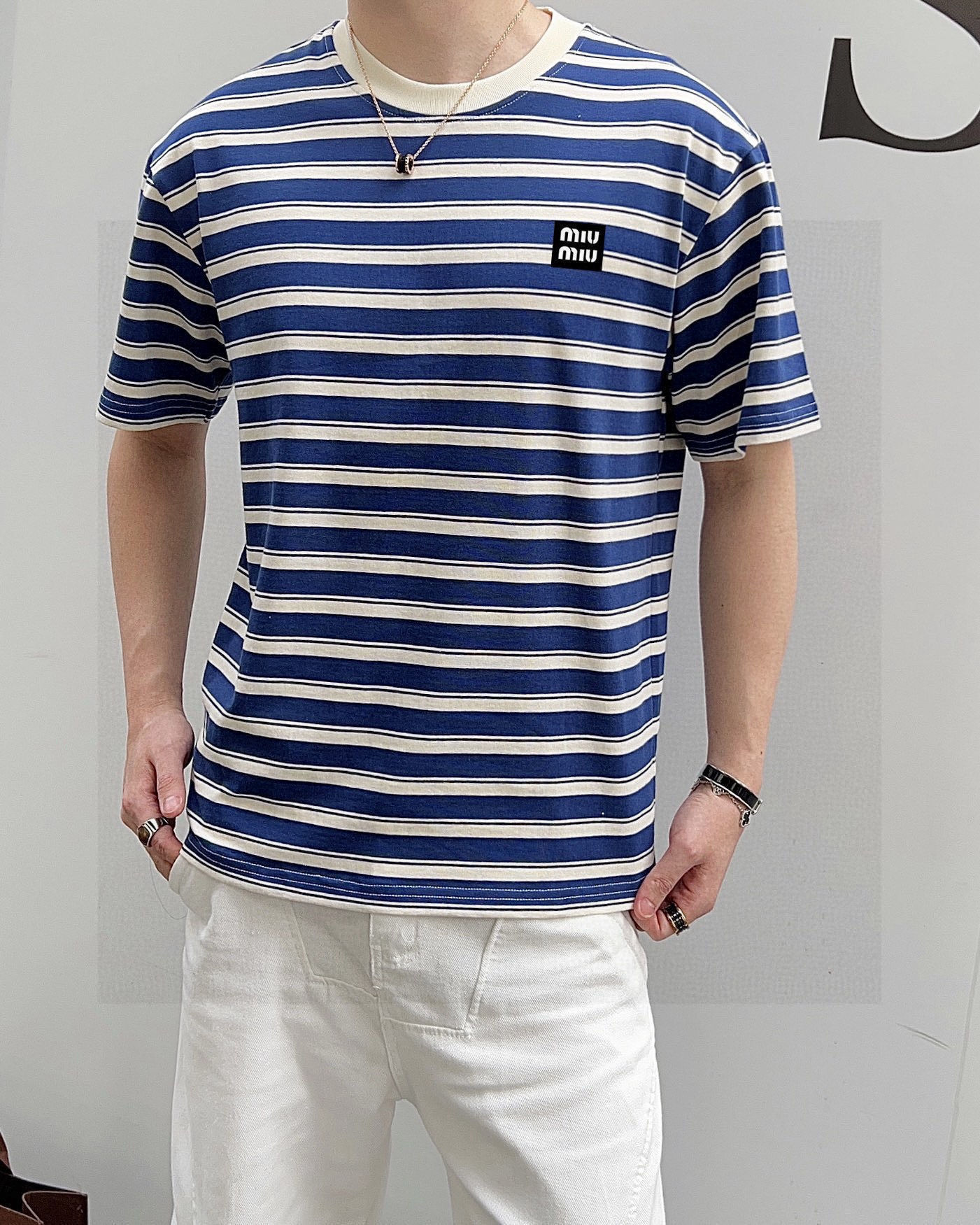 ￼ ￼ MIUMIU 25官网同步发售 欧美流行趋势 洗水分层工艺 洗水纯棉面料 条纹线条搭配 提升档次