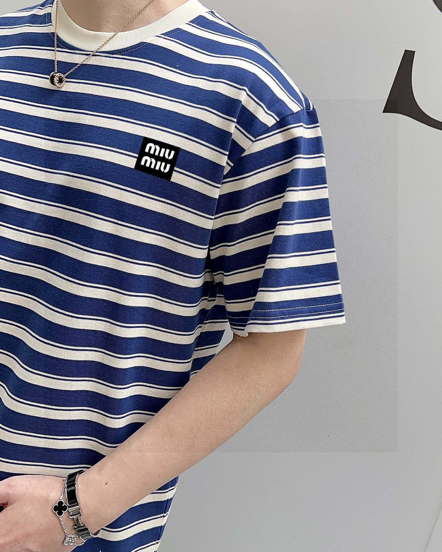 ￼ ￼ MIUMIU 25官网同步发售 欧美流行趋势 洗水分层工艺 洗水纯棉面料 条纹线条搭配 提升档次