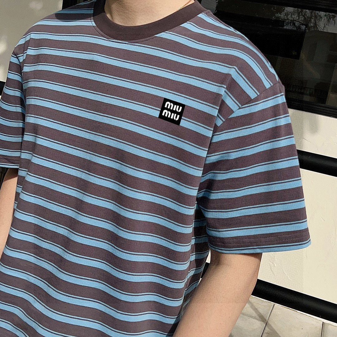 ￼ ￼ MIUMIU 25官网同步发售 欧美流行趋势 洗水分层工艺 洗水纯棉面料 条纹线条搭配 提升档次
