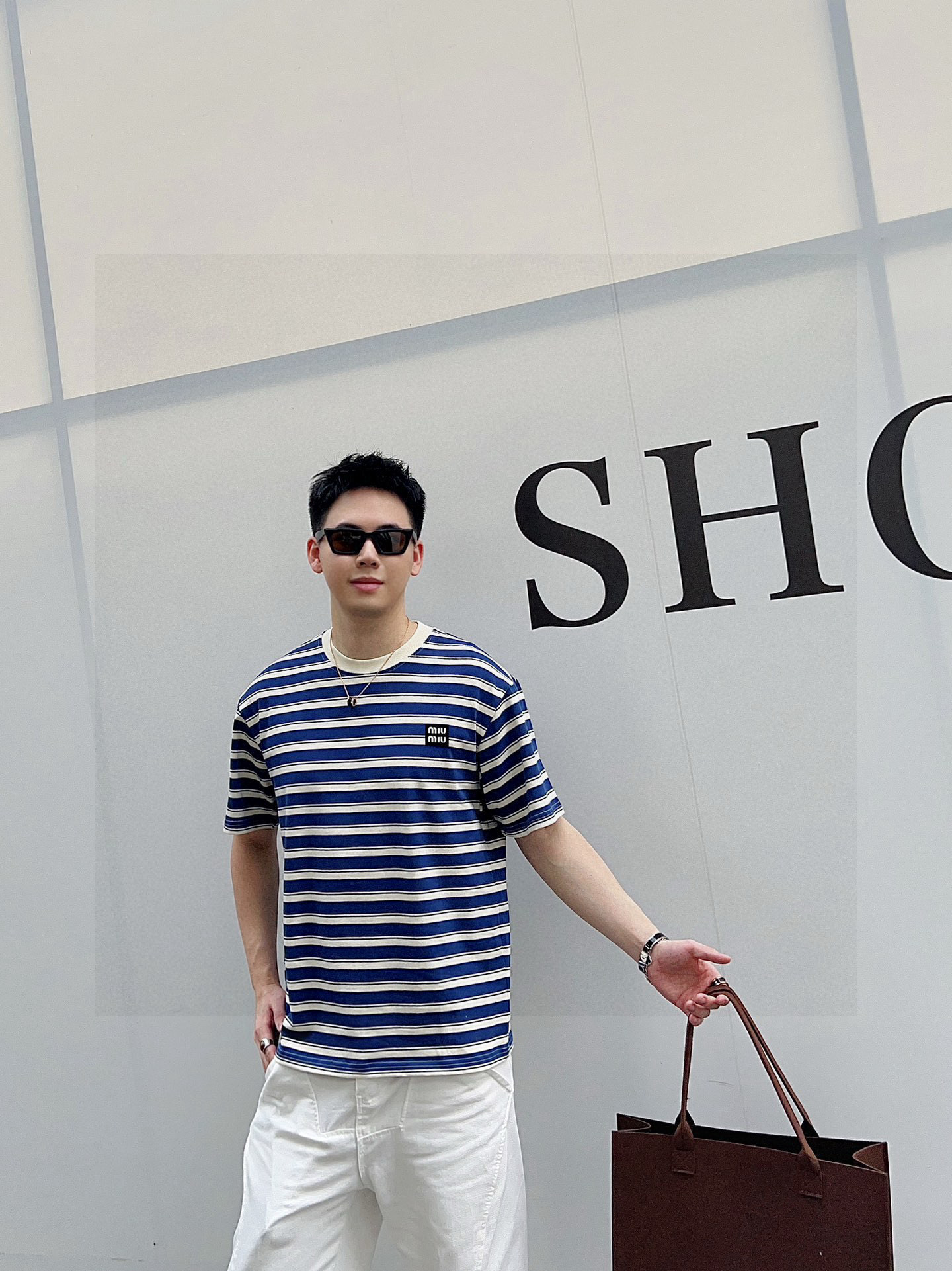 ￼ ￼ MIUMIU 25官网同步发售 欧美流行趋势 洗水分层工艺 洗水纯棉面料 条纹线条搭配 提升档次