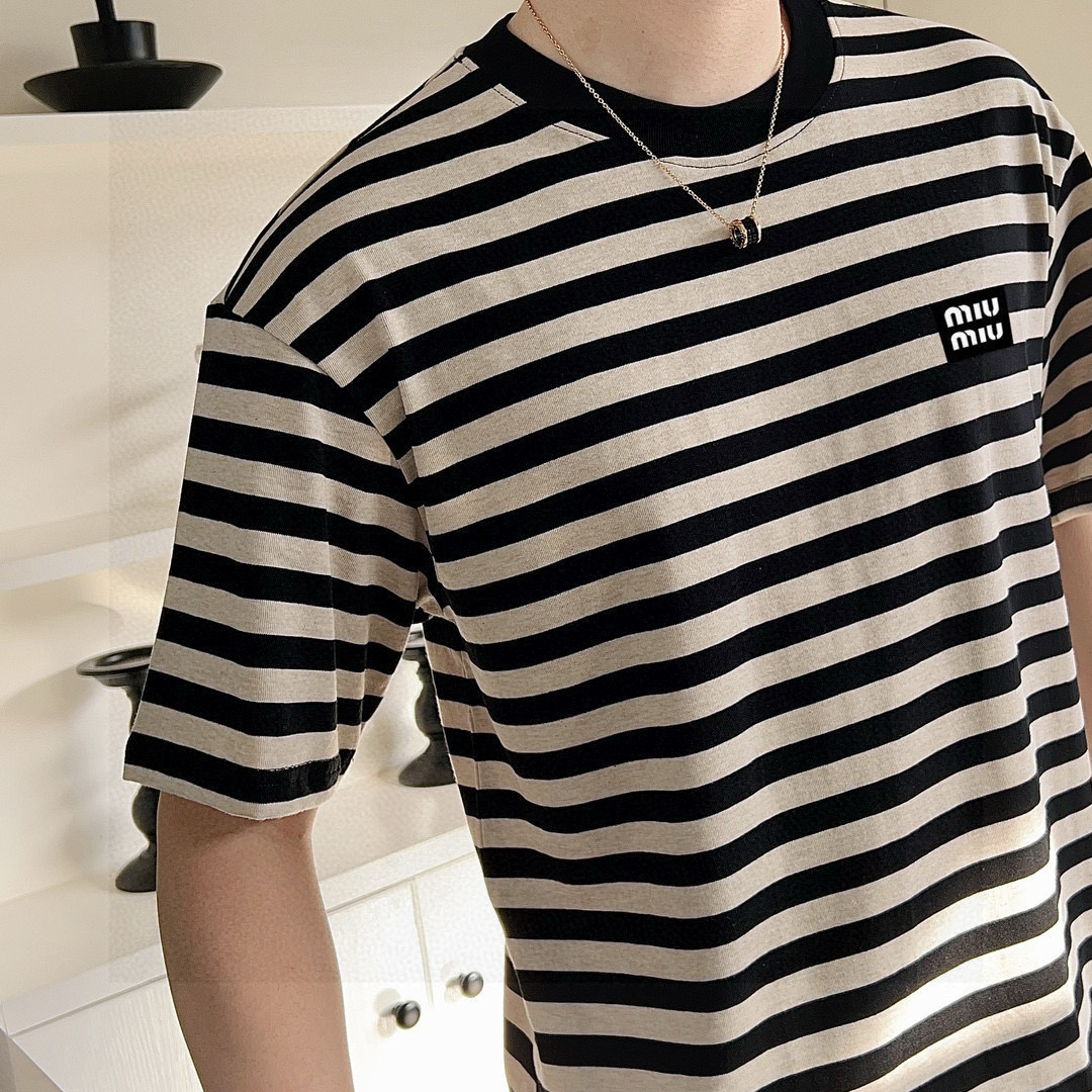 ￼ ￼ MIUMIU 25官网同步发售 欧美流行趋势 洗水分层工艺 洗水纯棉面料 条纹线条搭配 提升档次