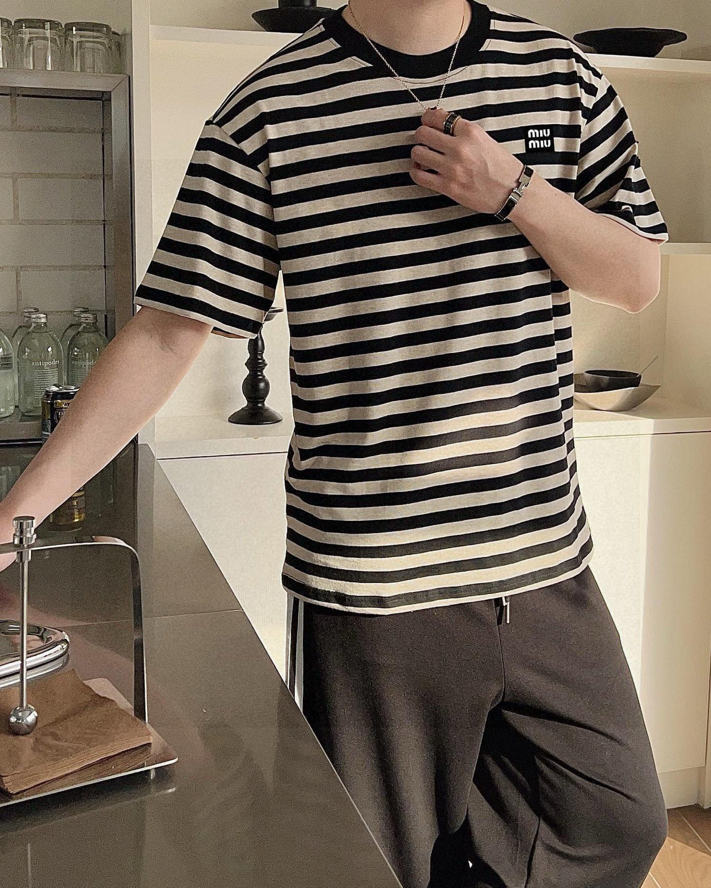 ￼ ￼ MIUMIU 25官网同步发售 欧美流行趋势 洗水分层工艺 洗水纯棉面料 条纹线条搭配 提升档次