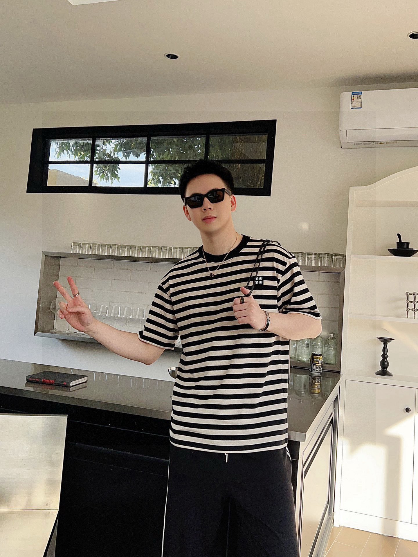 ￼ ￼ MIUMIU 25官网同步发售 欧美流行趋势 洗水分层工艺 洗水纯棉面料 条纹线条搭配 提升档次